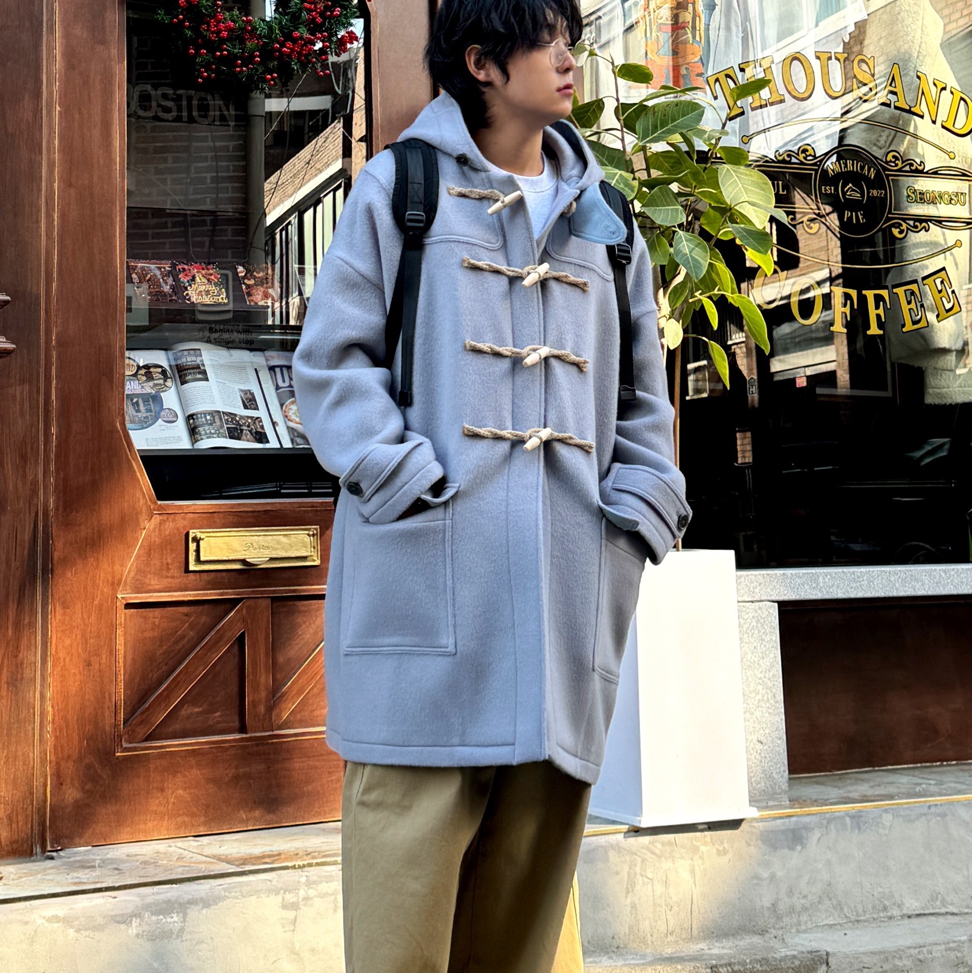 MAINBOOTH Oversized Duffle Coat Ash Blue 착용 스타일 - 7
