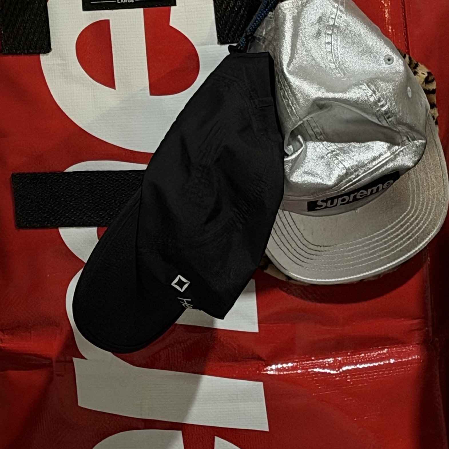 Supreme Washed Chino Twill Camp Cap Silver - 25SS, Supreme x Hulken Rolling Tote Bag Red - 24FW 착용 스타일