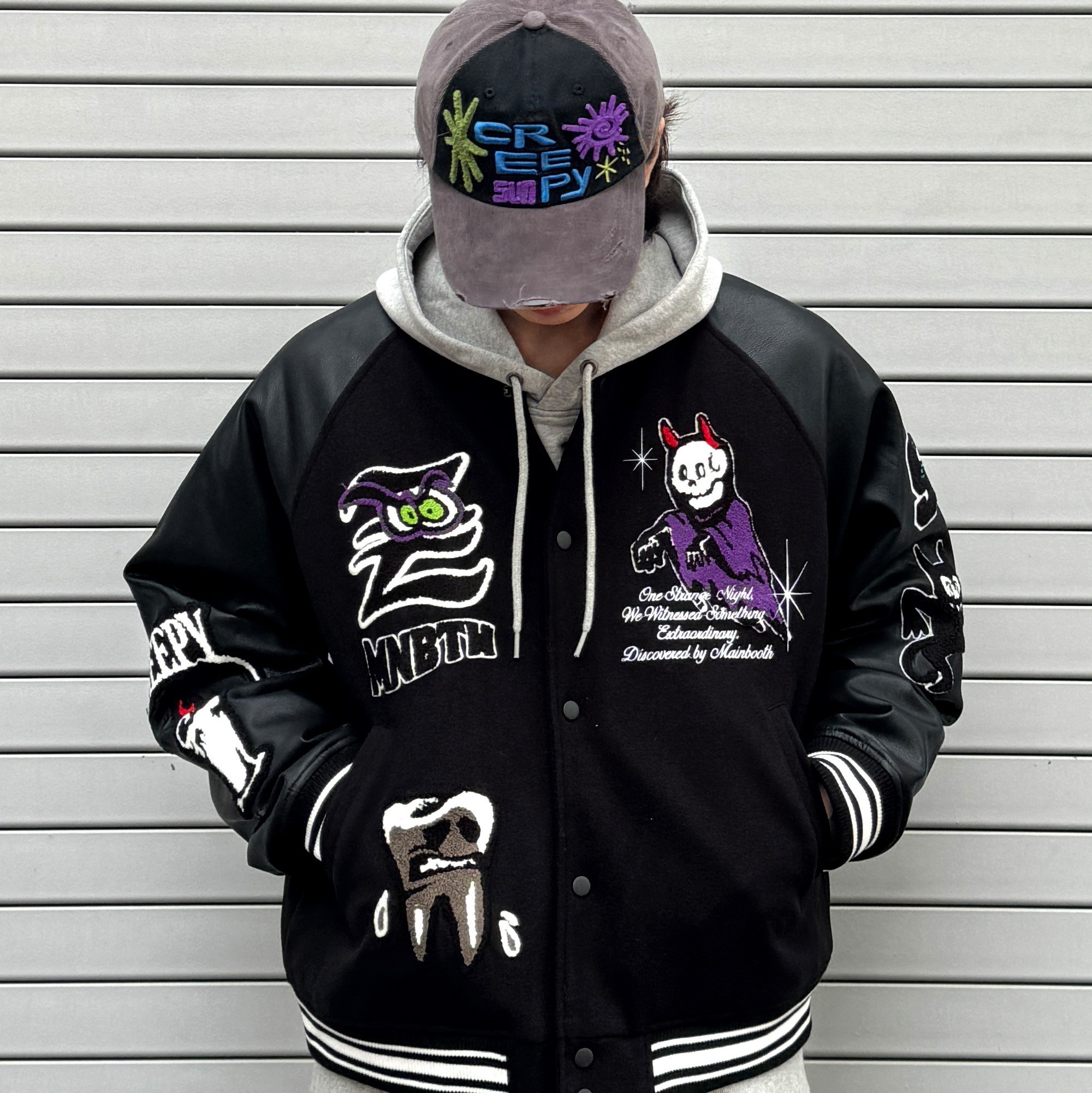 MAINBOOTH Creepy Devil Varsity Jacket Black, MAINBOOTH Creepy Sun Ball Cap Black 착용 스타일 - 5