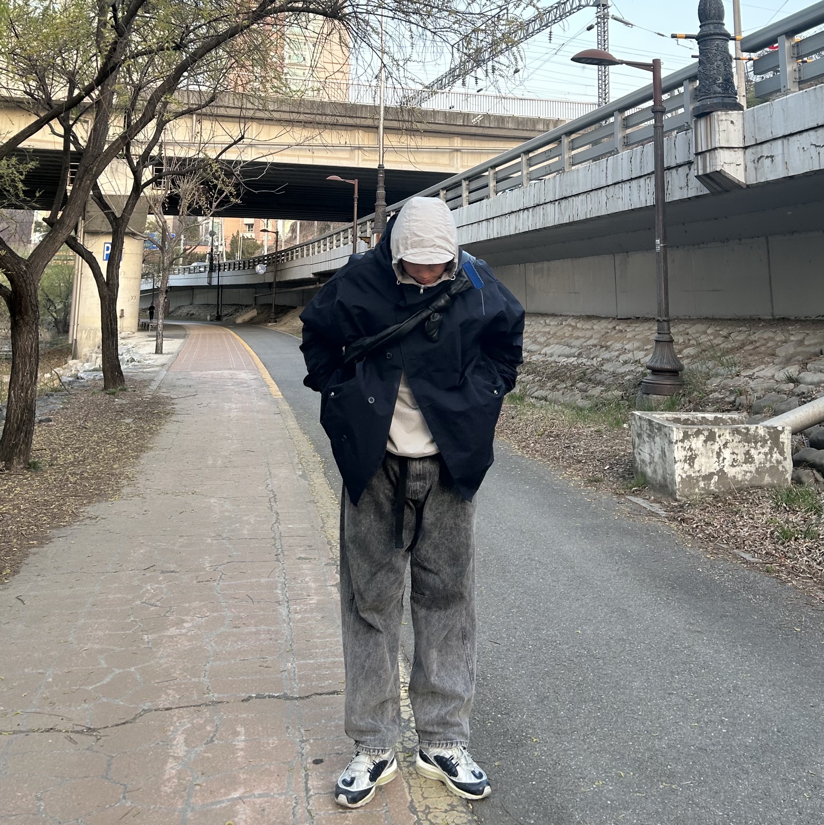 IAB Studio Woven Hoodie Gray White, Ader Error x Zara Leather Shoulder Bag with Knot Black 착용 스타일 - 5