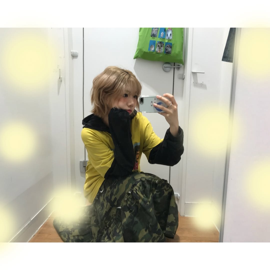 MAINBOOTH [Beatles] Love T-Shirt Yellow 착용 스타일 - 4
