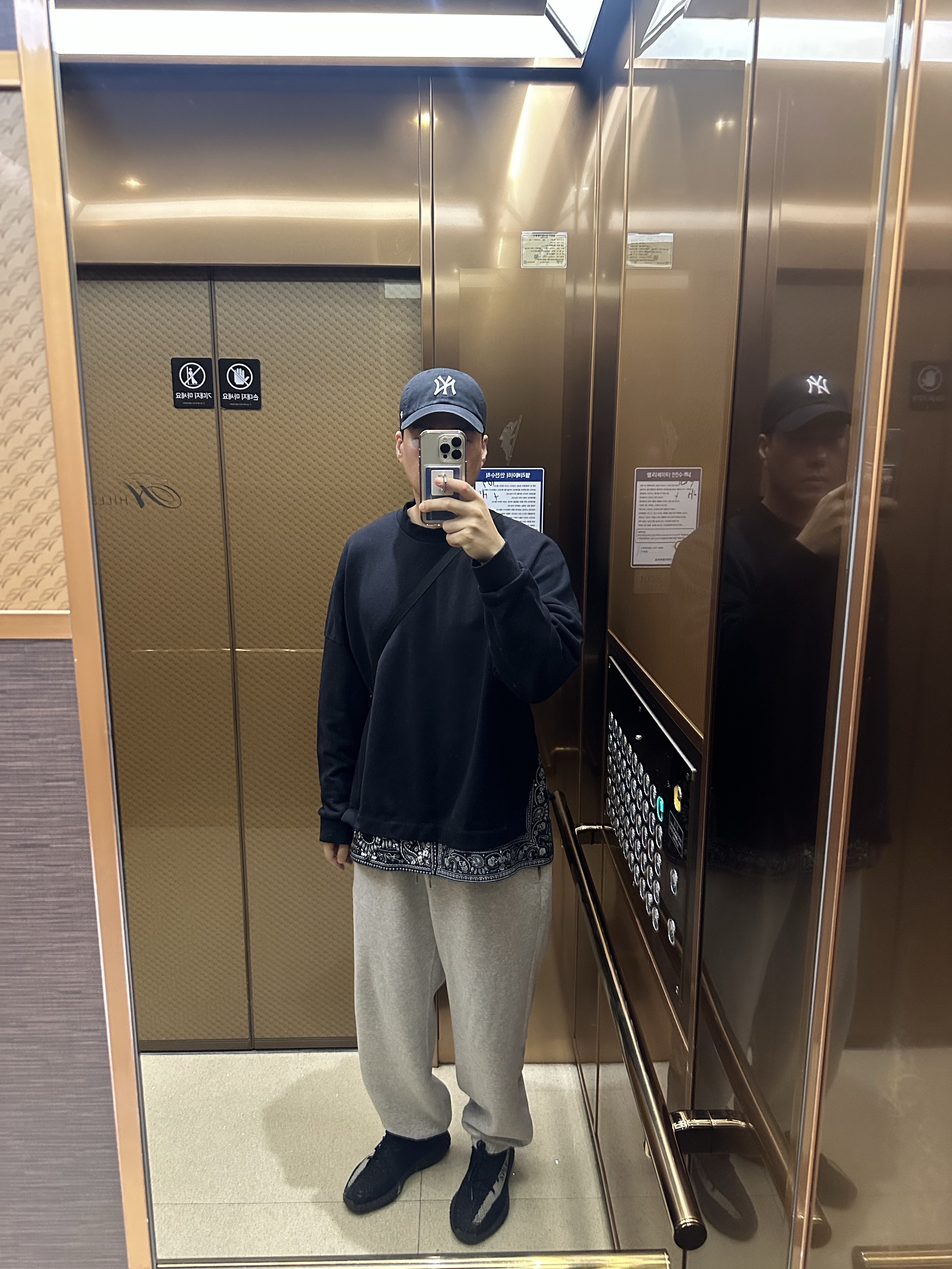 47 Brand New York Yankees BW Clean Up Black, Adidas Yeezy Boost 350 V2 Core Black White 2022 착용 스타일