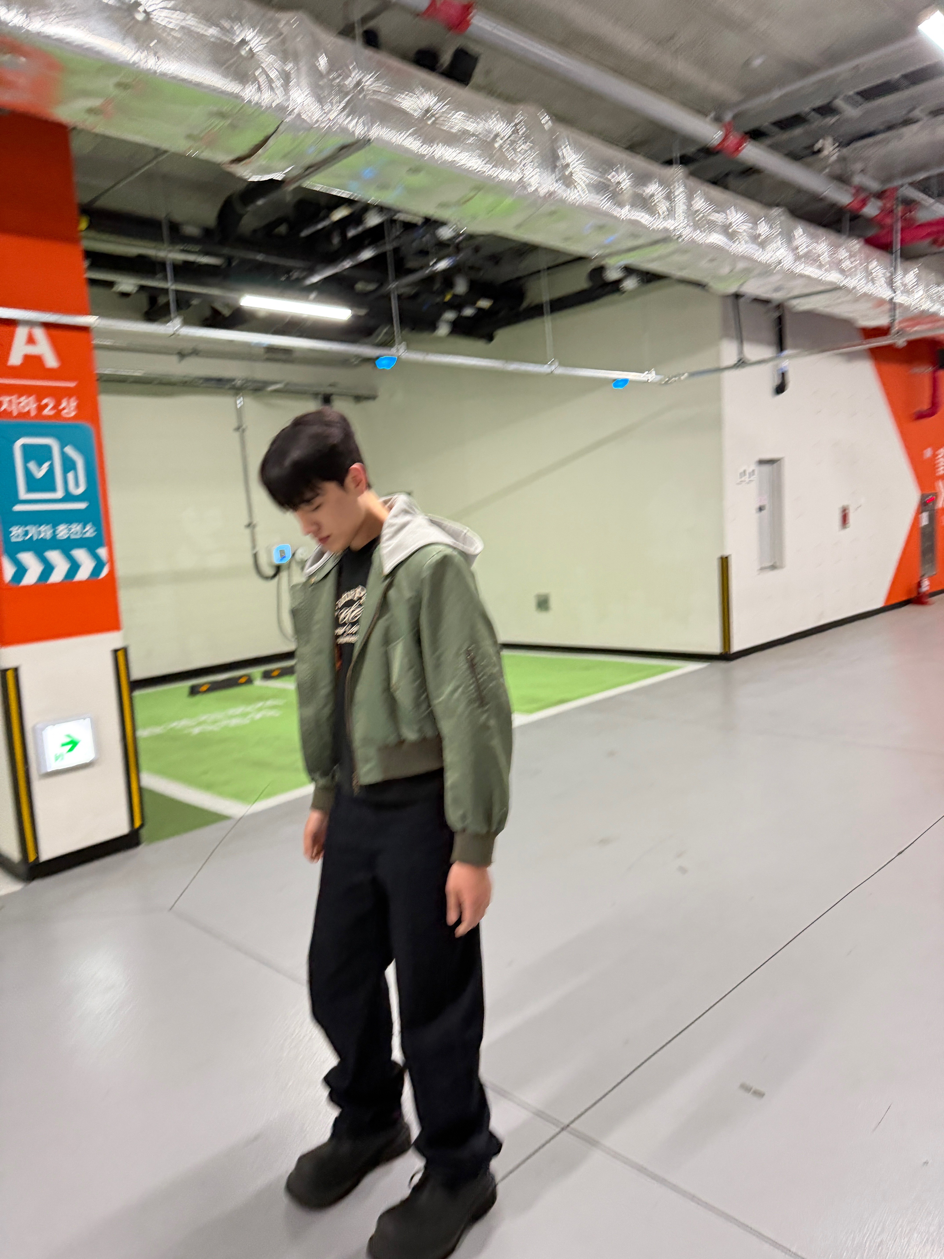 CSC Shifted Cropped Bomber Jacket Khaki, CSC Over Draped Denim Pants Raw 착용 스타일 - 2