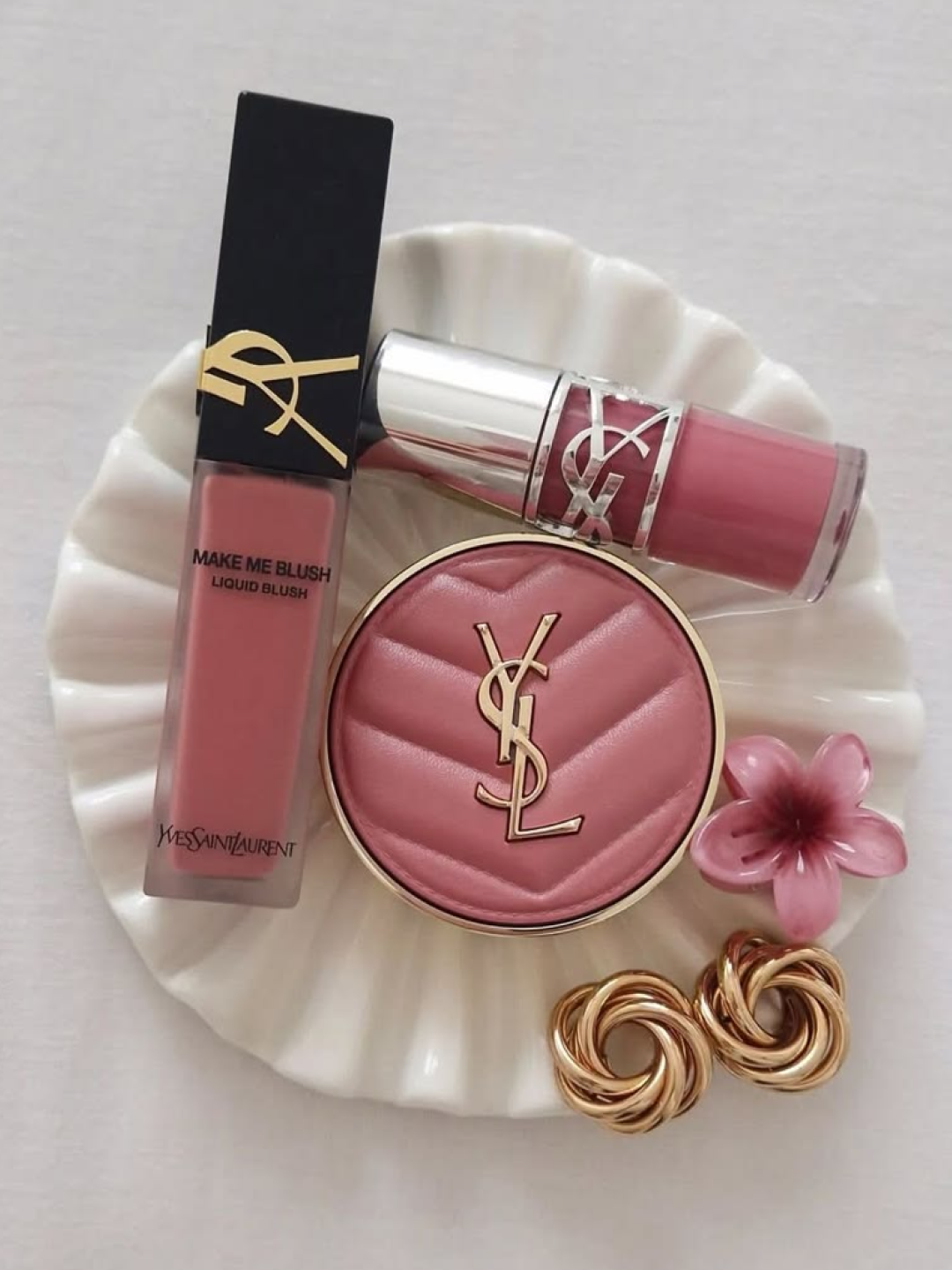 Yves Saint Laurent New Loveshine Lip Oil Gloss 44 Nude Lavalliere, Yves Saint Laurent Touche Eclat Glow Mini Cusion B10 Porcelain 착용 스타일 - 2