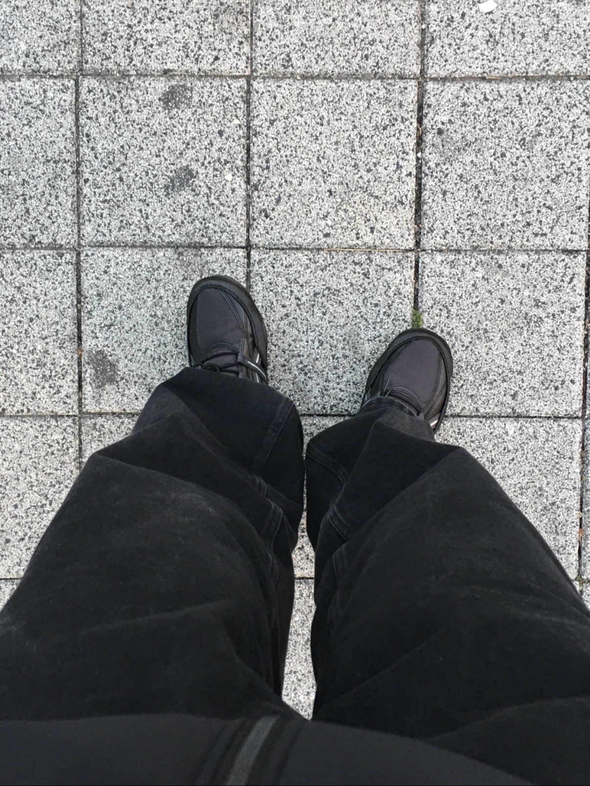 Asics Hypersync Graphite Grey Black, Arc'teryx Heliad 15 Backpack Black 착용 스타일 - 3