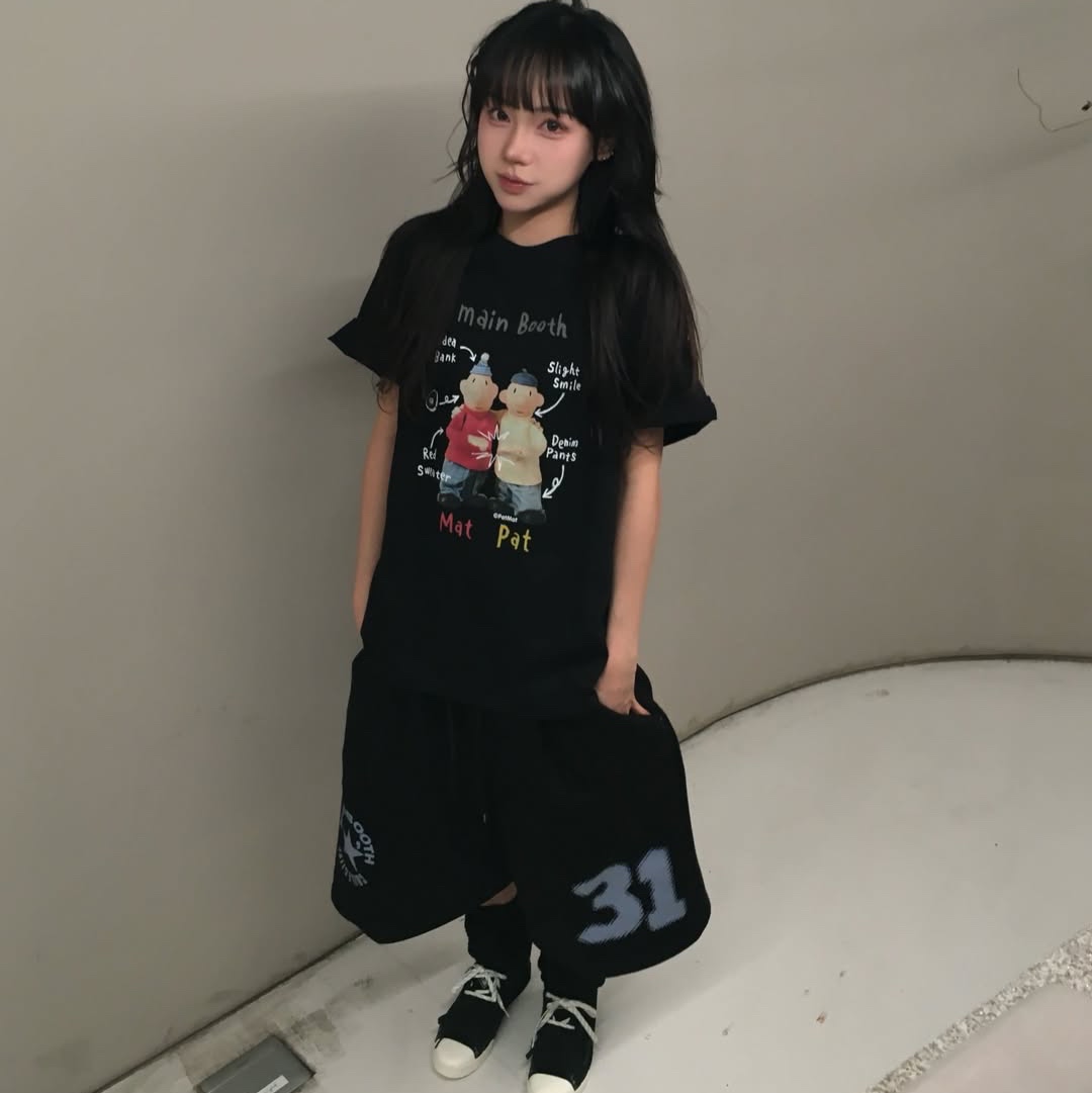 MAINBOOTH [Pat&Mat] QnA T-shirt Black, MAINBOOTH Boxer Oversized Sweat Shorts Black 착용 스타일 - 2