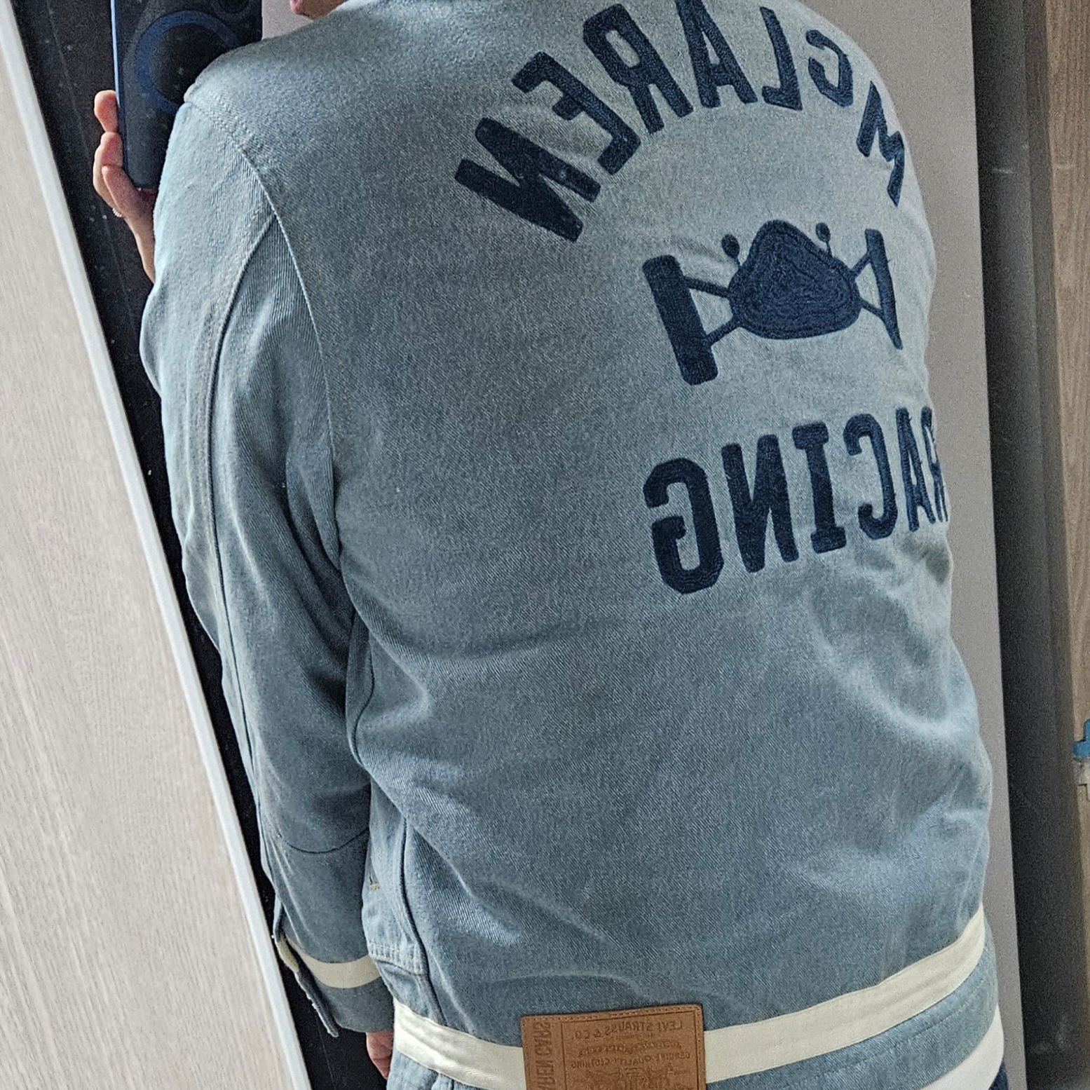 Levi’s x McLaren Racing Jacket Light Indigo 착용 스타일