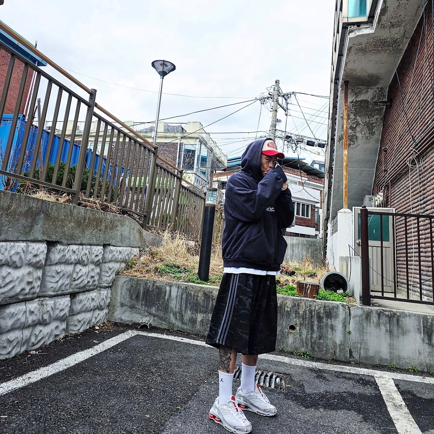 Balenciaga 3B Sports Icon Hoodie Oversized Black Faded, Nike x Supreme Shox Ride 2 SP White 착용 스타일