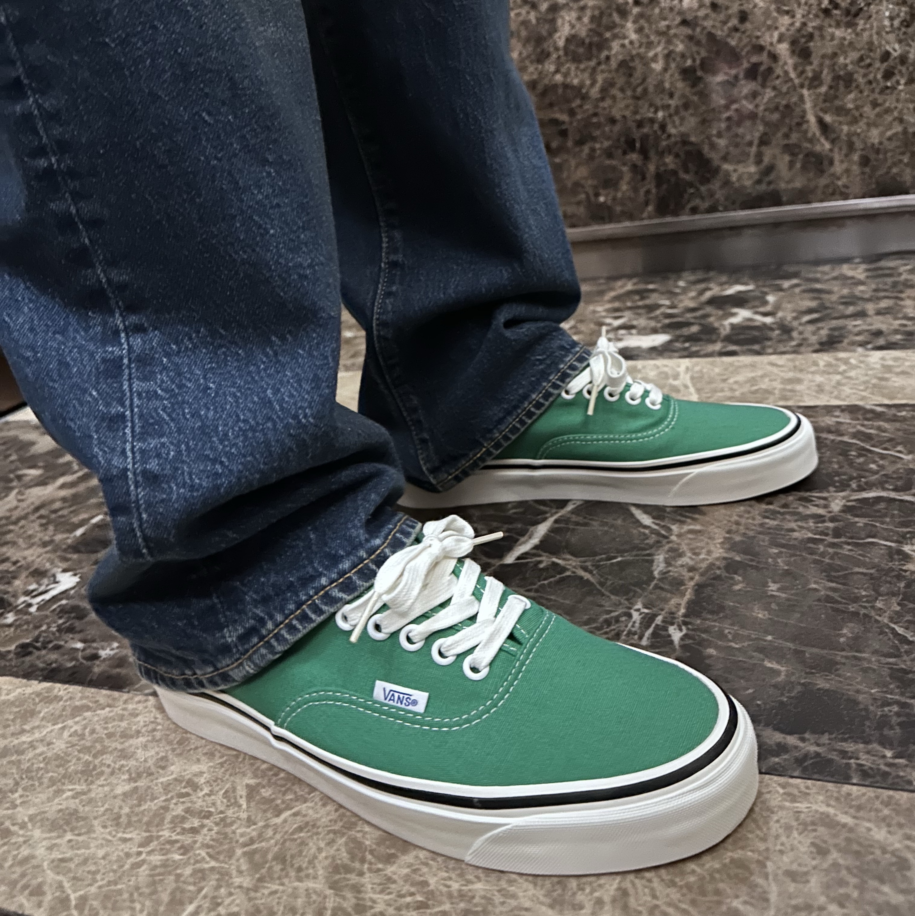 Stussy x Cactus Plant Flea Market International T-Shirt White, Vans Authentic 44 DX Anaheim Factory Emerald Green 착용 스타일 - 2