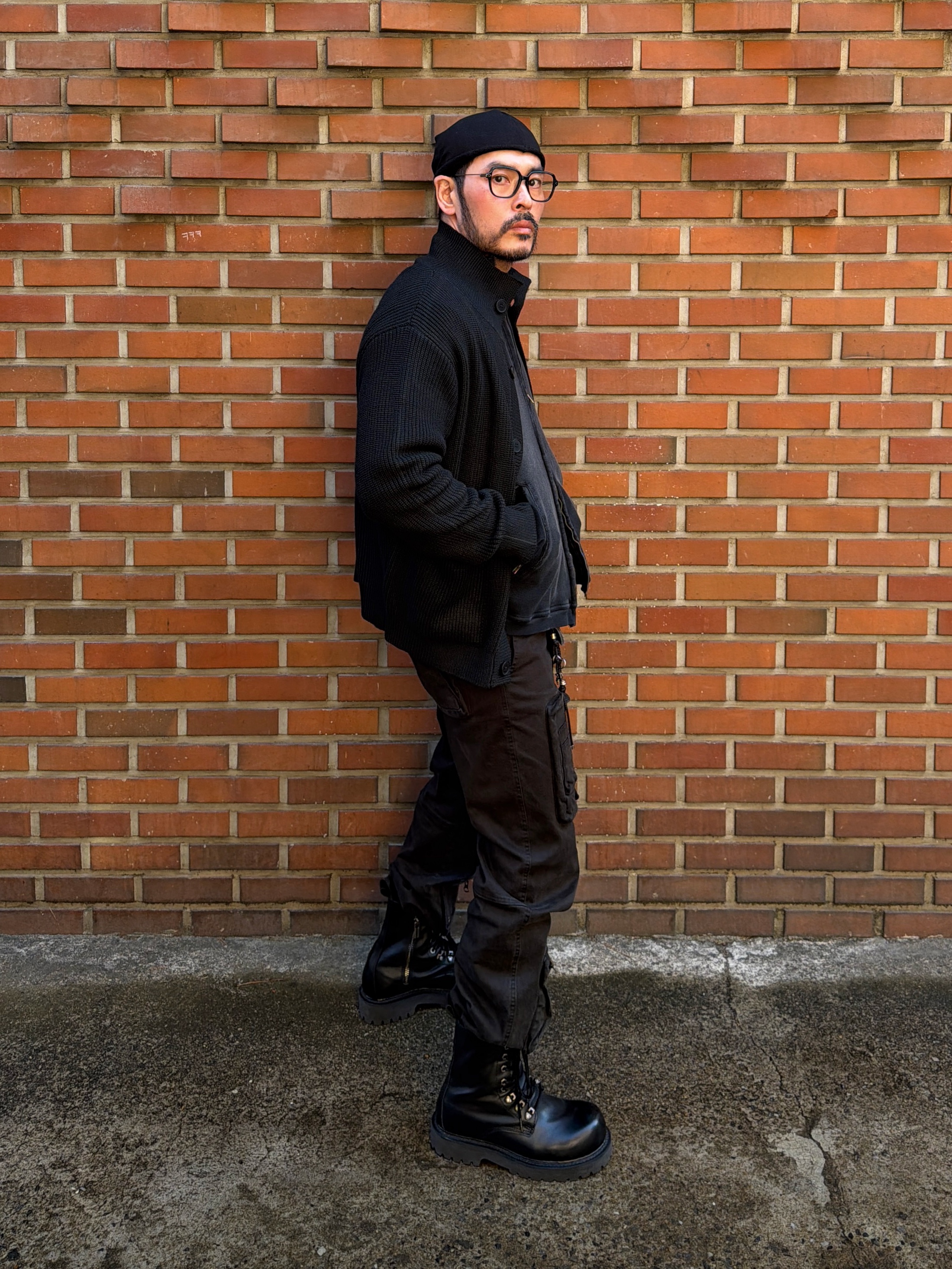 Undermycar Mu.156 Classic Logo Brush Washed Ribbed Mock Neck Zip-Up Washed Black, Undermycar Alghul Vintage Tactic Cargo Pants After Dark - 23SS 착용 스타일 - 4