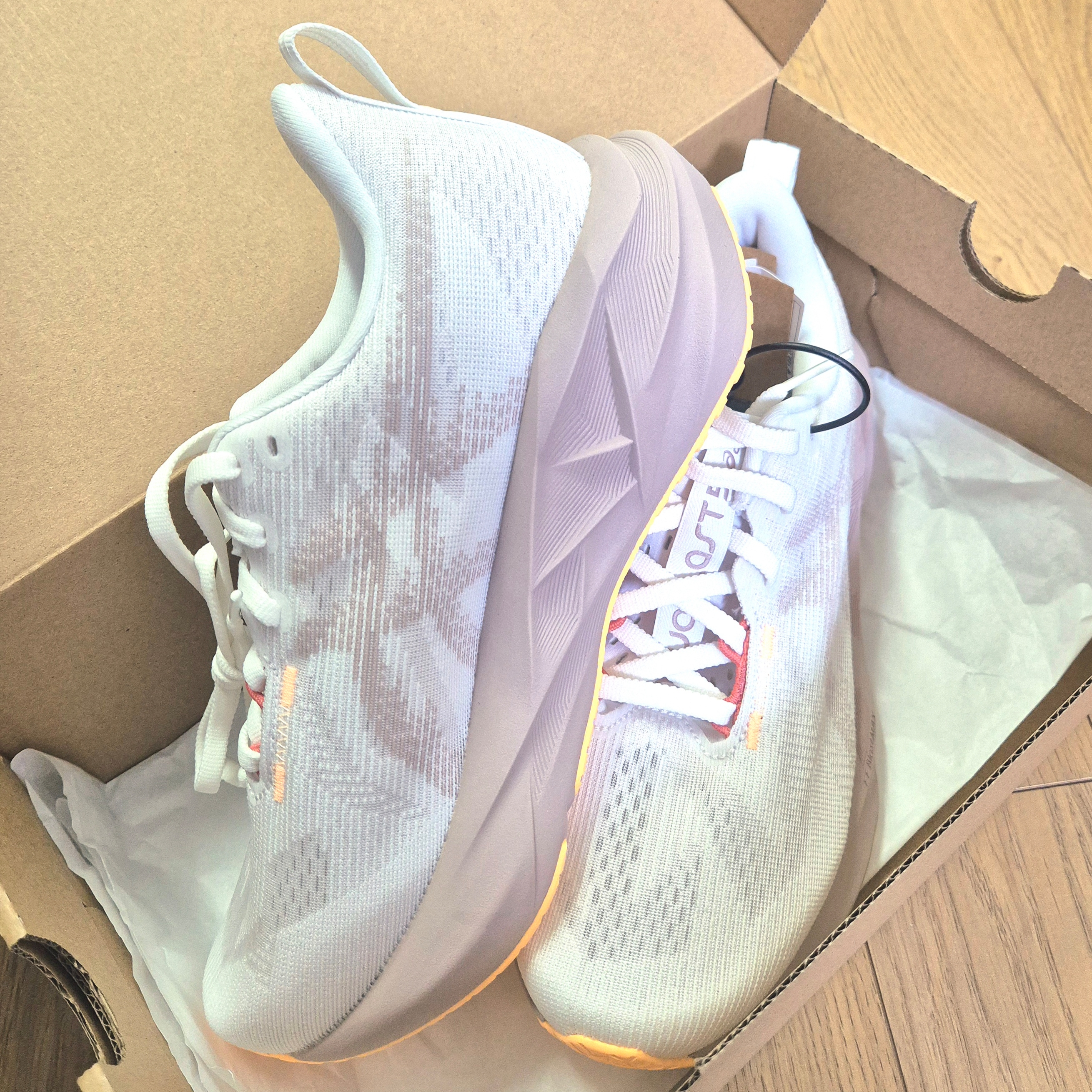 (W) Asics Novablast 5 White Fawn - D Wide 착용 스타일