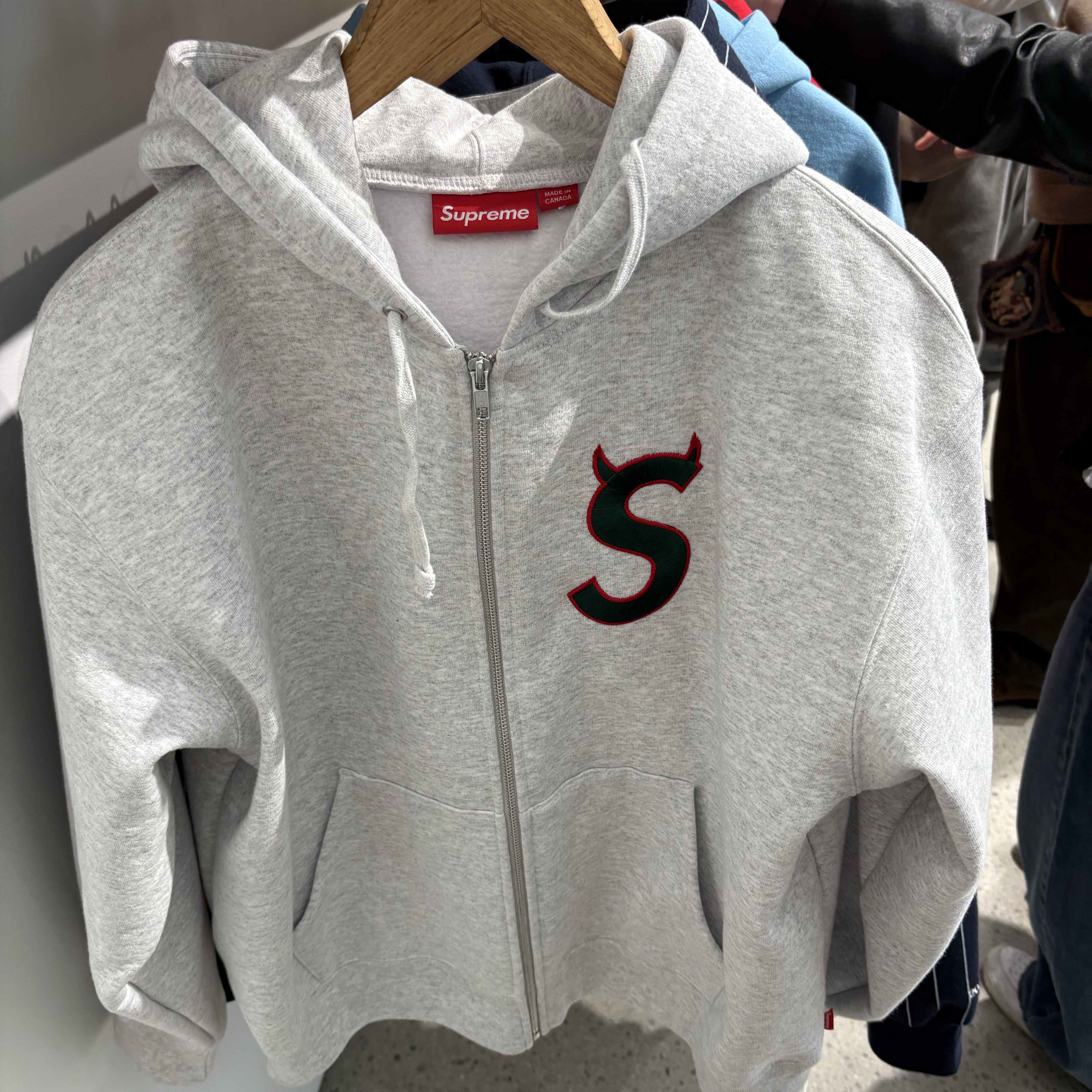 Supreme Devil S Logo Zip Up Hooded Sweatshirt Ash Grey - 26SS 착용 스타일