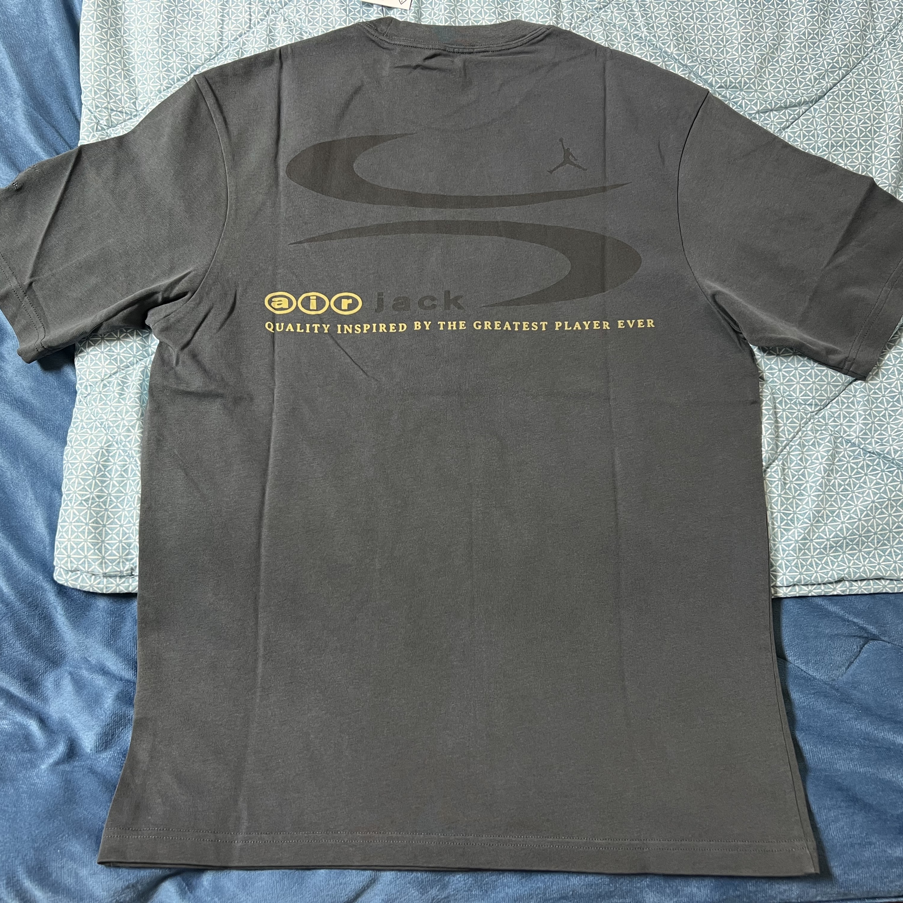 Jordan x Travis Scott T-Shirt Dark Smoke Grey (DZ5510-070) 착용 스타일 - 2