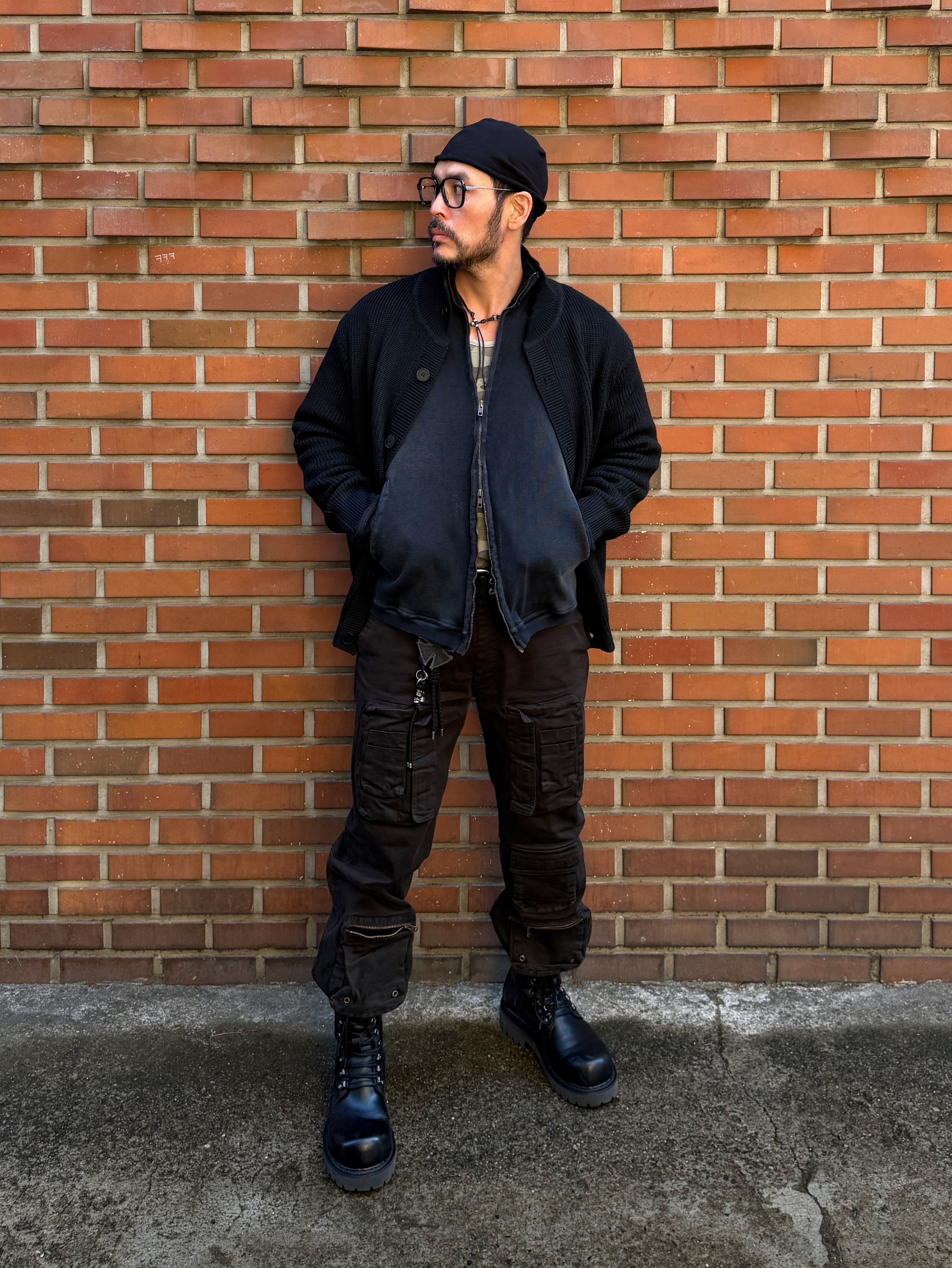 Undermycar Mu.156 Classic Logo Brush Washed Ribbed Mock Neck Zip-Up Washed Black, Undermycar Alghul Vintage Tactic Cargo Pants After Dark - 23SS 착용 스타일 - 3