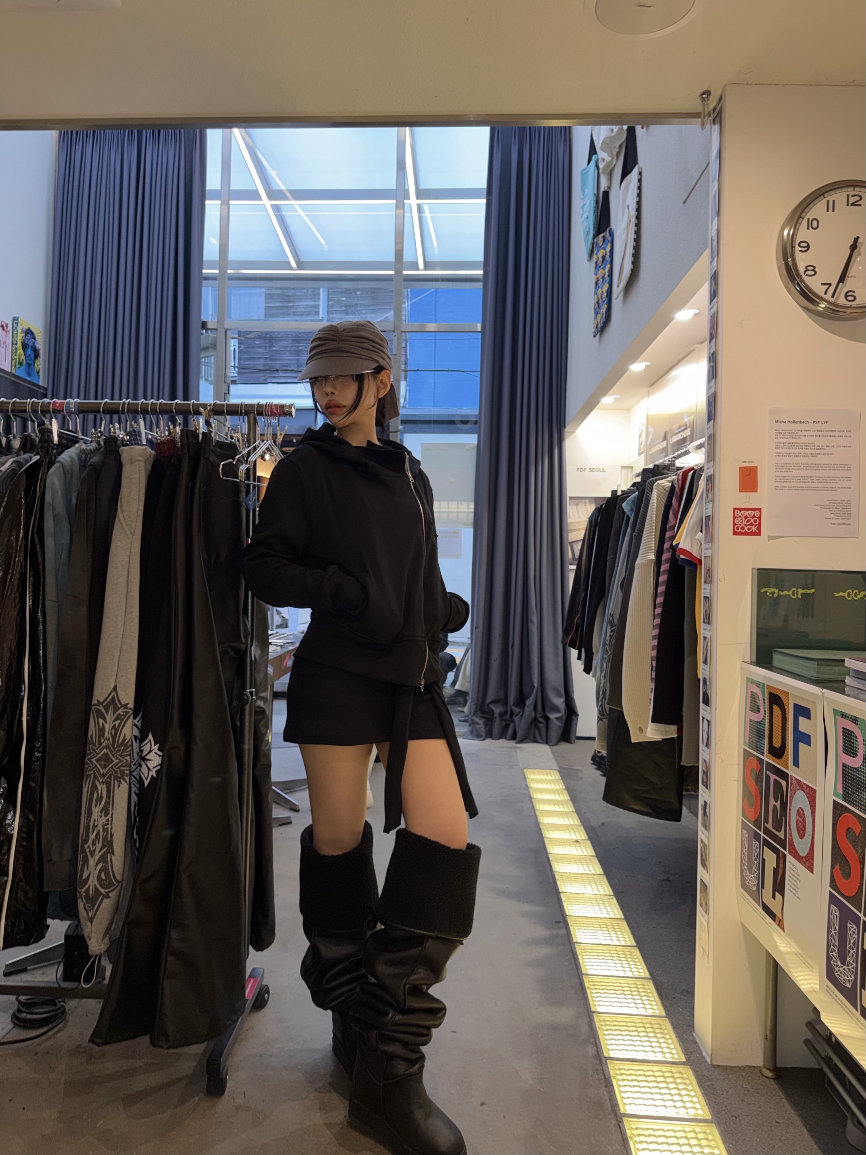 LAN ARCHIVE 0118 Cross Embroidery Zip-up Hoodie - Black, COYSEIO Knot Shirring Cap Grey 착용 스타일 - 2