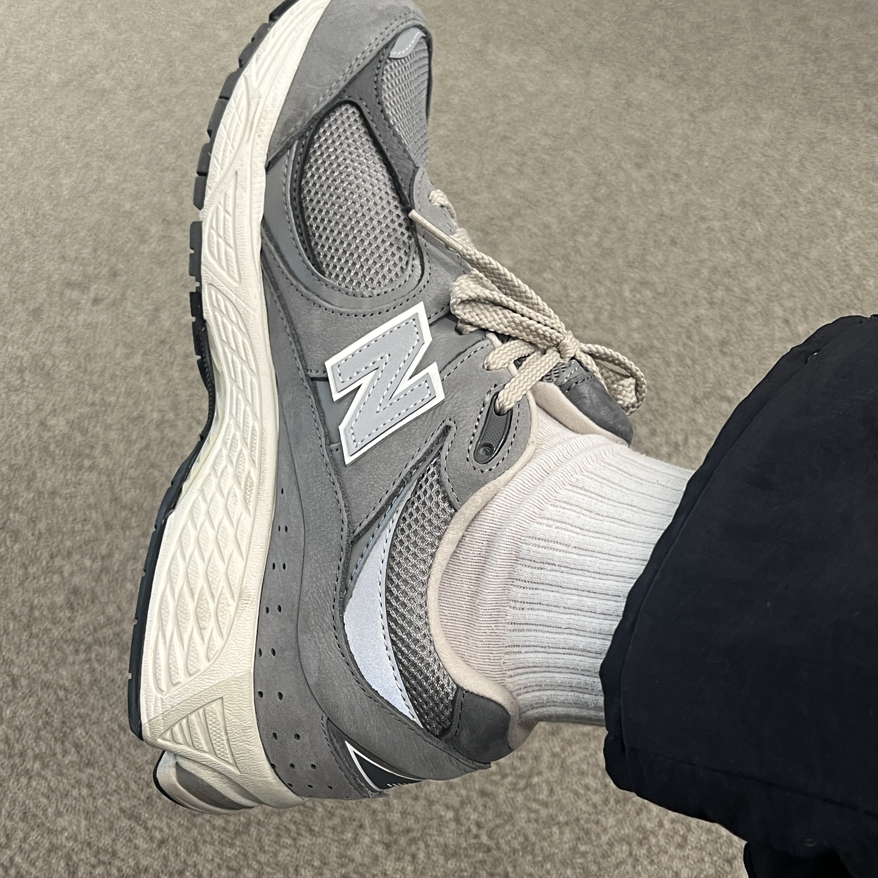 New Balance 2002R Premium Vintage Grey 착용 스타일