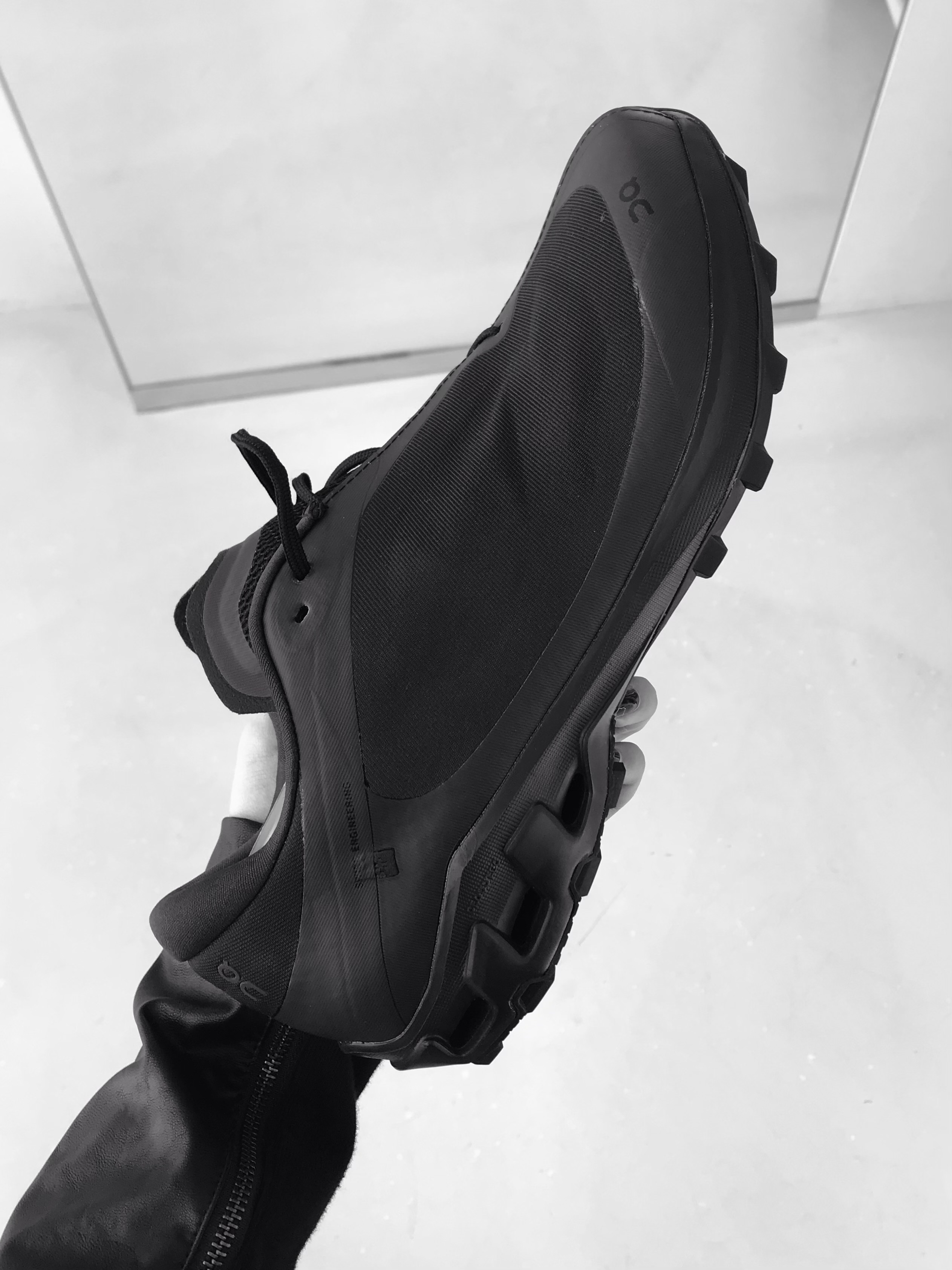 On Running x Post Archive Faction (Paf) Cloudventure Peak All Black 착용 스타일