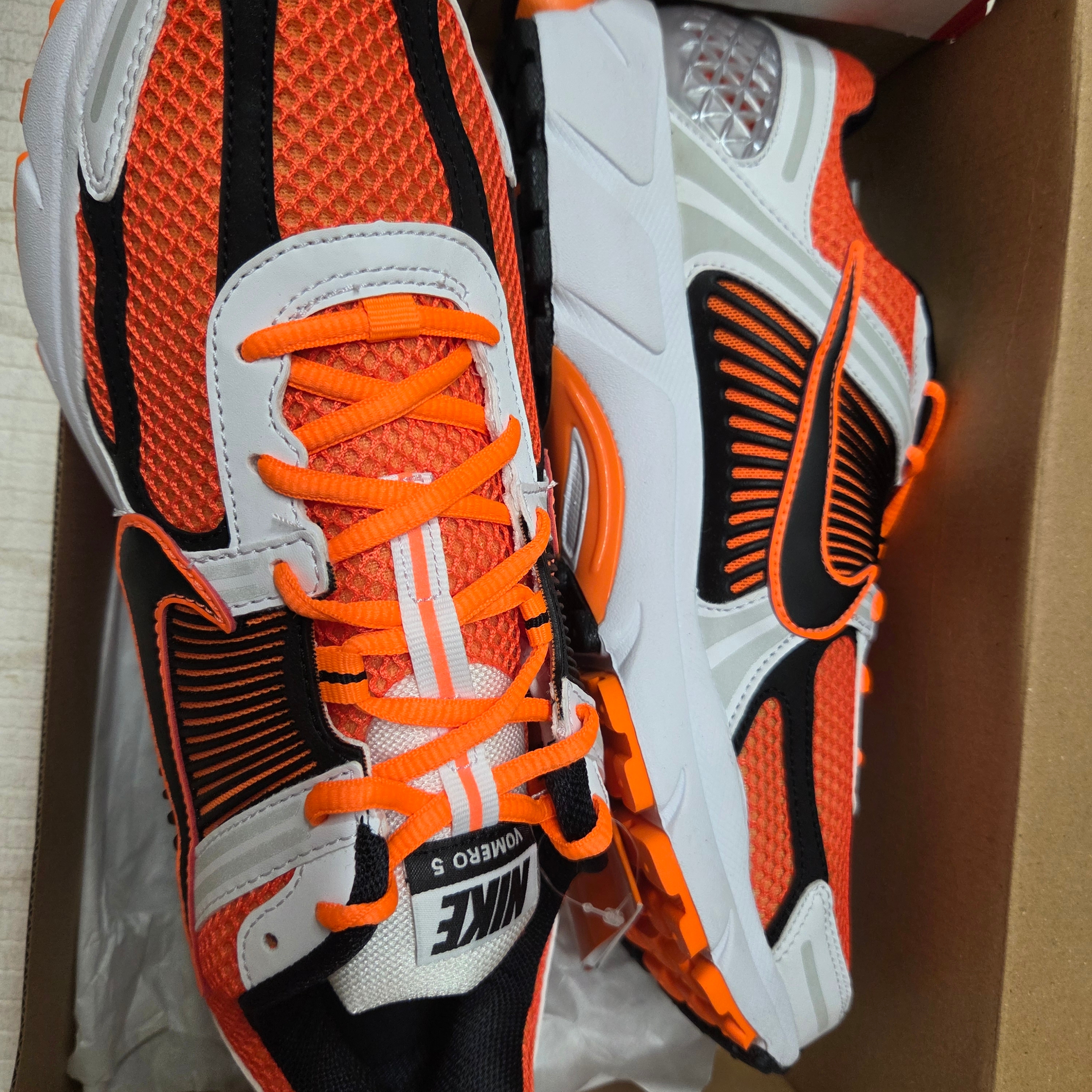 Nike Zoom Vomero 5 Total Orange Black 착용 스타일 - 2
