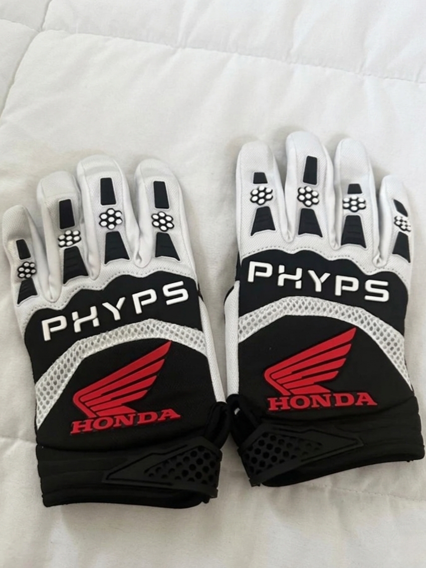 Honda Motorcyle Gloves White 착용 스타일