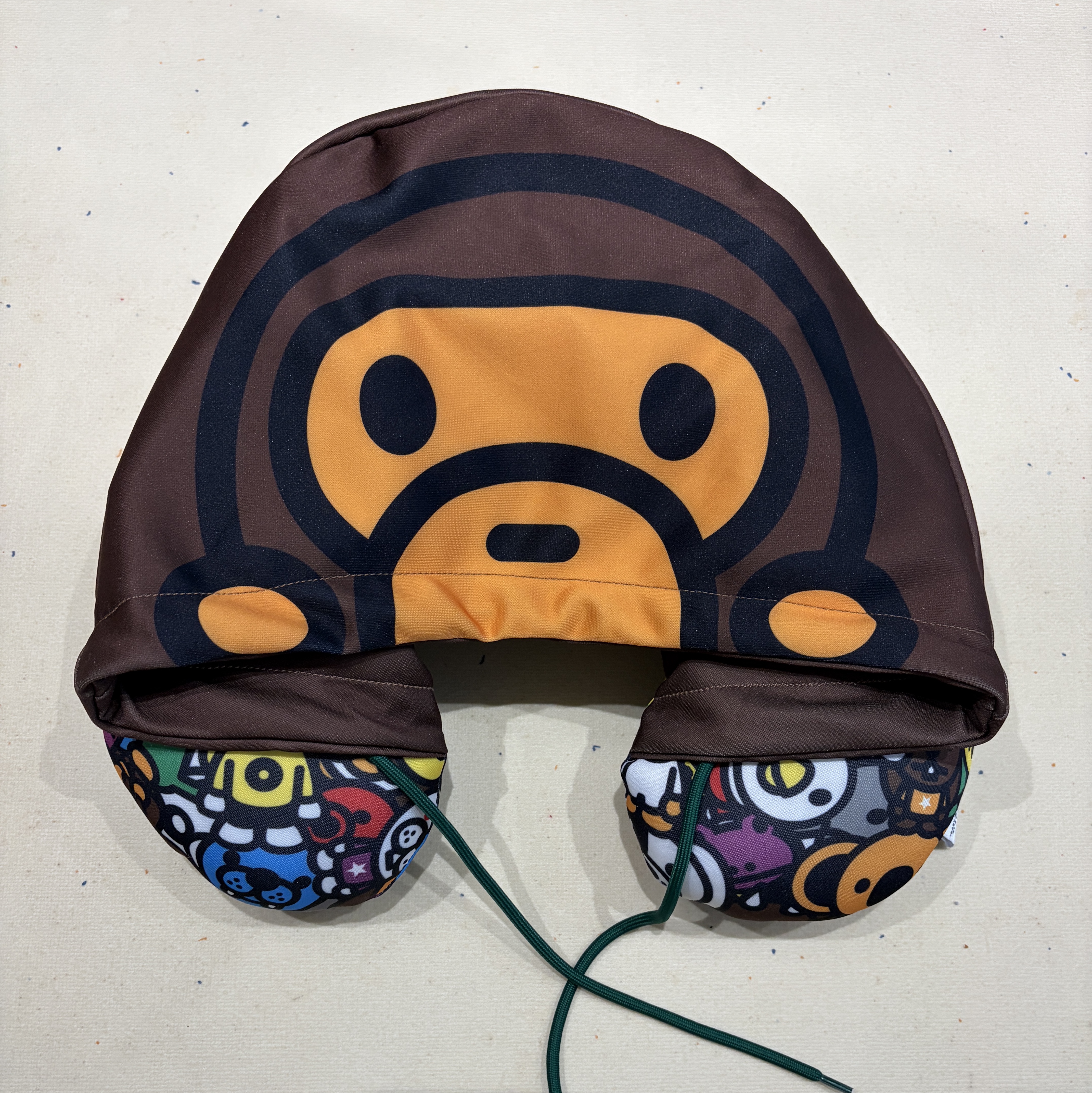 Starbucks x BAPE Baby Milo Neck Pillow 착용 스타일 - 1