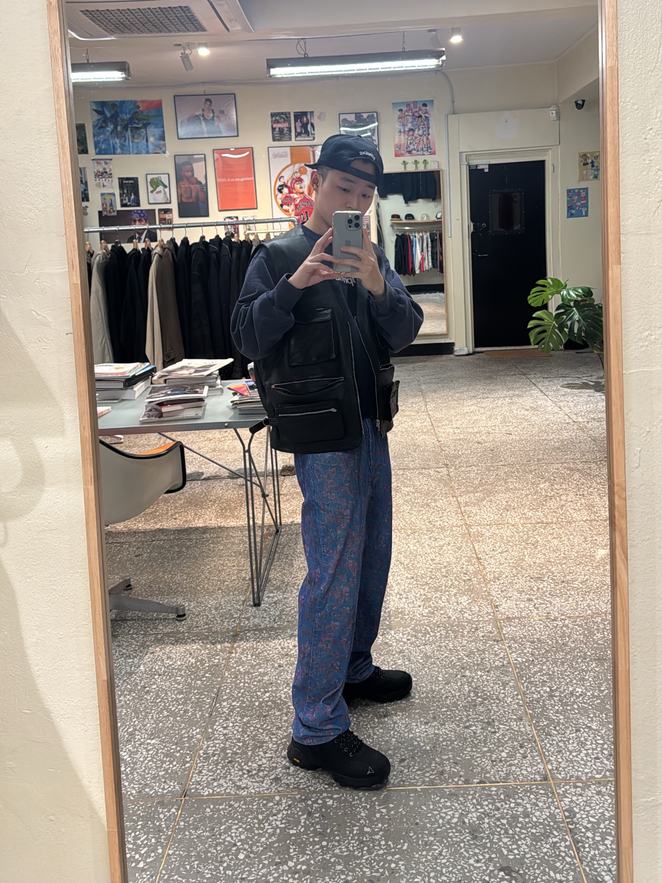 Roa Hiking Neal Black, Supreme Leather Cargo Vest Black - 25SS 착용 스타일