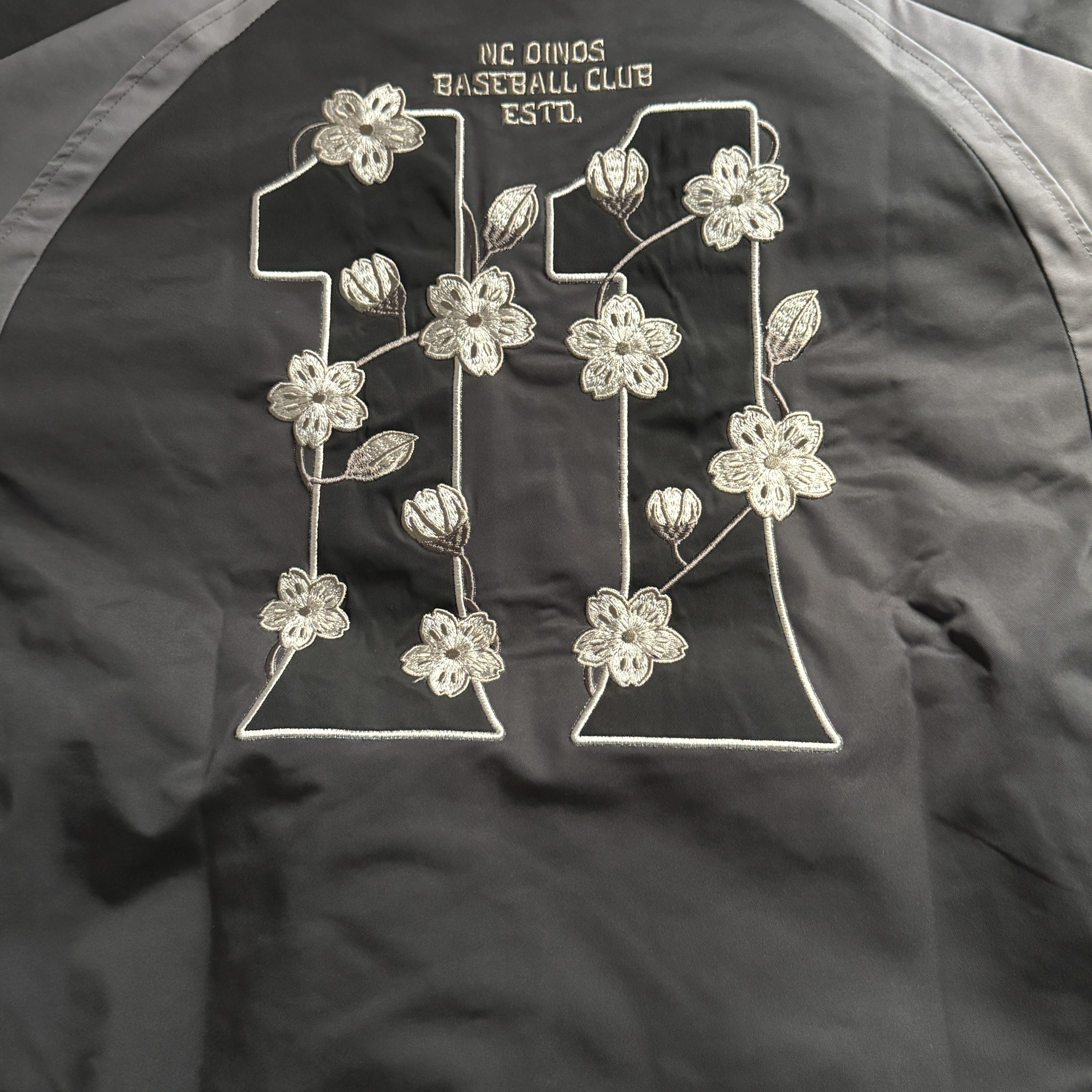 NC Dinos 26 Cherry Blossom Jacket Black 착용 스타일 - 2