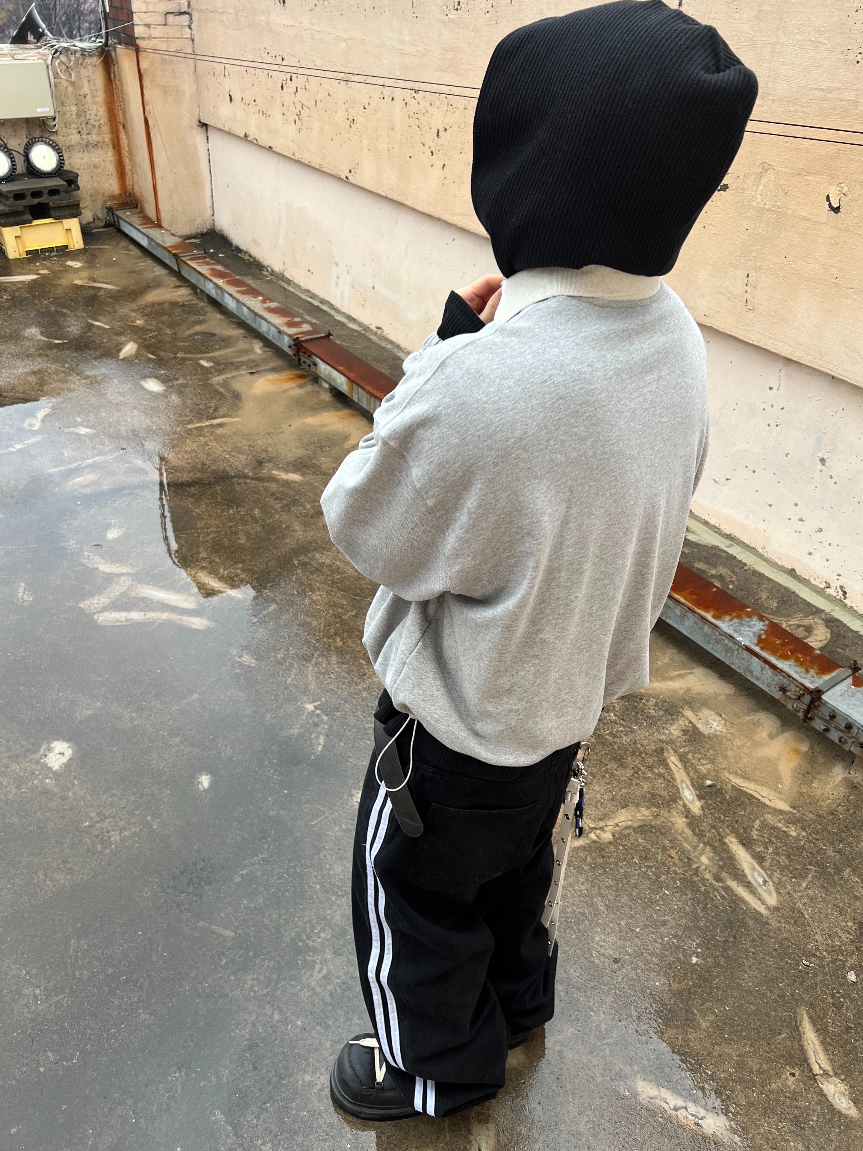 Undermycar Mu.140 Combi Crop Collar Sweatshirt Melange Gray, Undermycar MU.128 Original Logo Cracked Leather Belt Silver / Black 착용 스타일 - 5