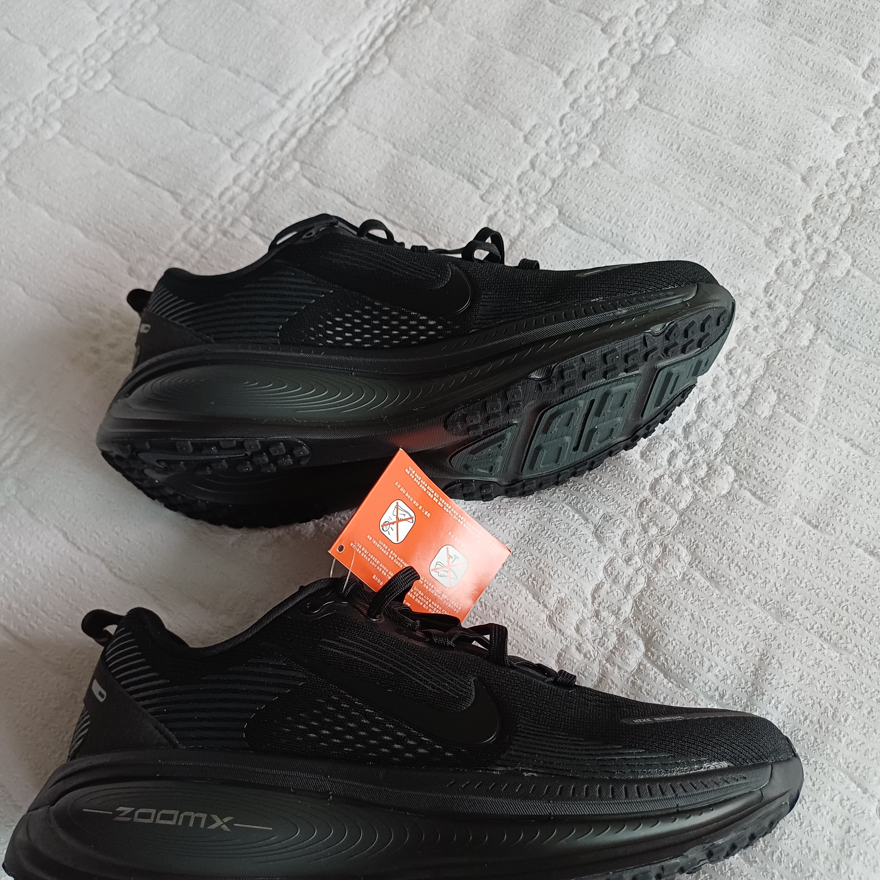 Nike Vomero 18 Black Dark Smoke Grey 착용 스타일 - 1