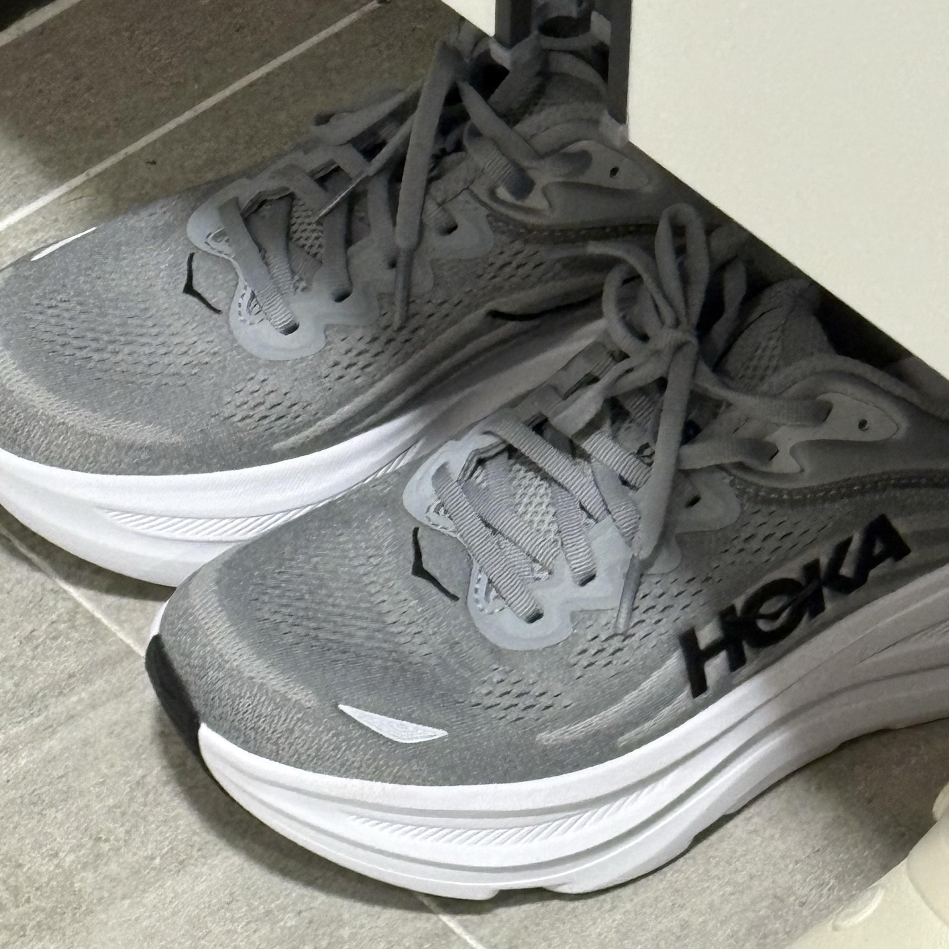Hoka Bondi 9 Galactic Grey Stellar Grey - Regular 착용 스타일
