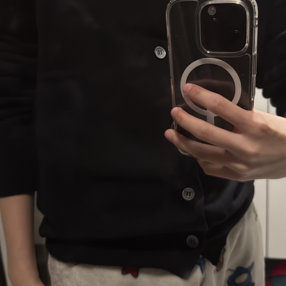 Play Comme des Garcons Red Heart Knit Cardigan Black 착용 스타일 - 2