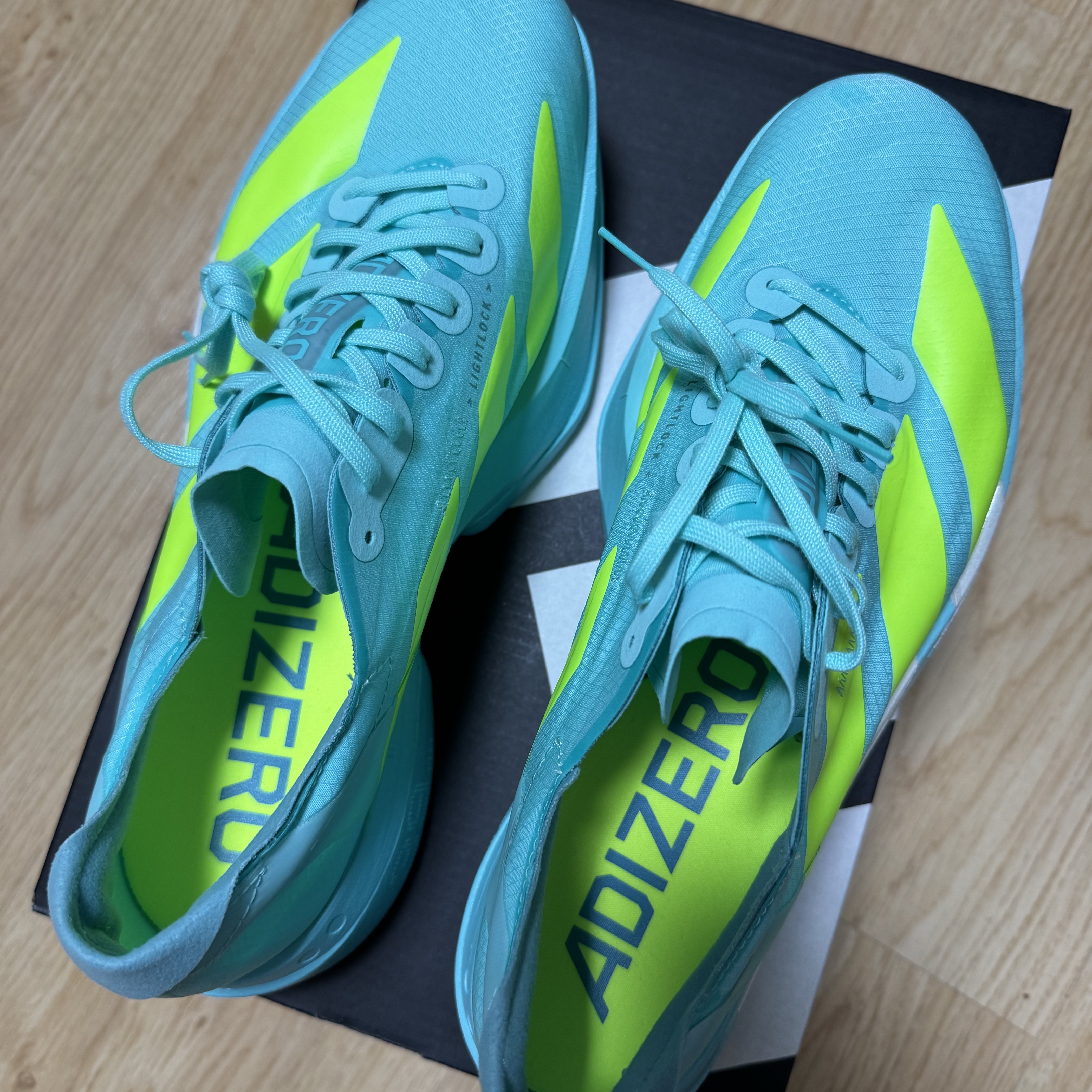 Adidas Adizero Adios Pro 4 Flash Aqua Lucid Lemon 착용 스타일 - 2