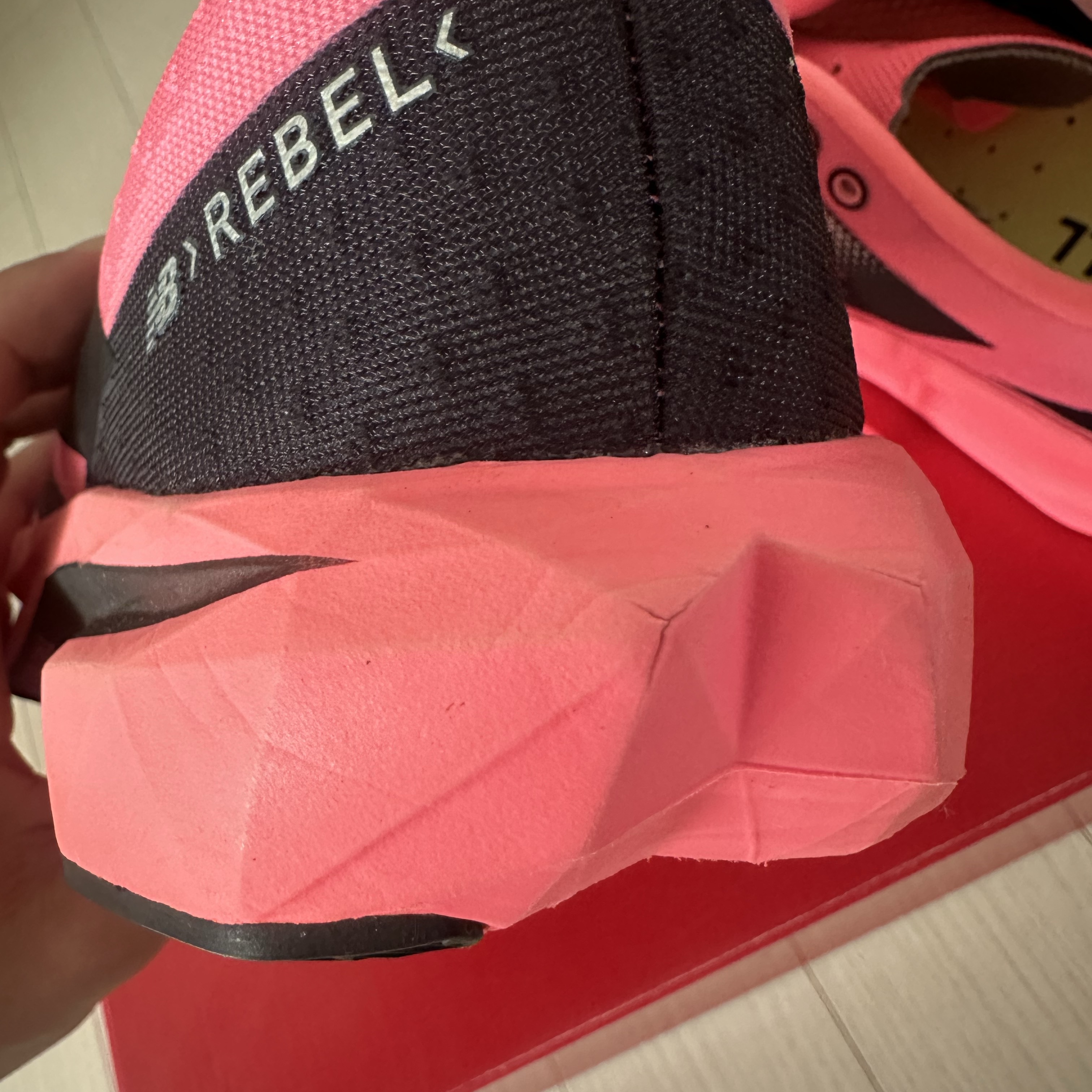 New Balance Fuelcell Rebel v4 Ultra Pink Black - 2E Wide 착용 스타일 - 3