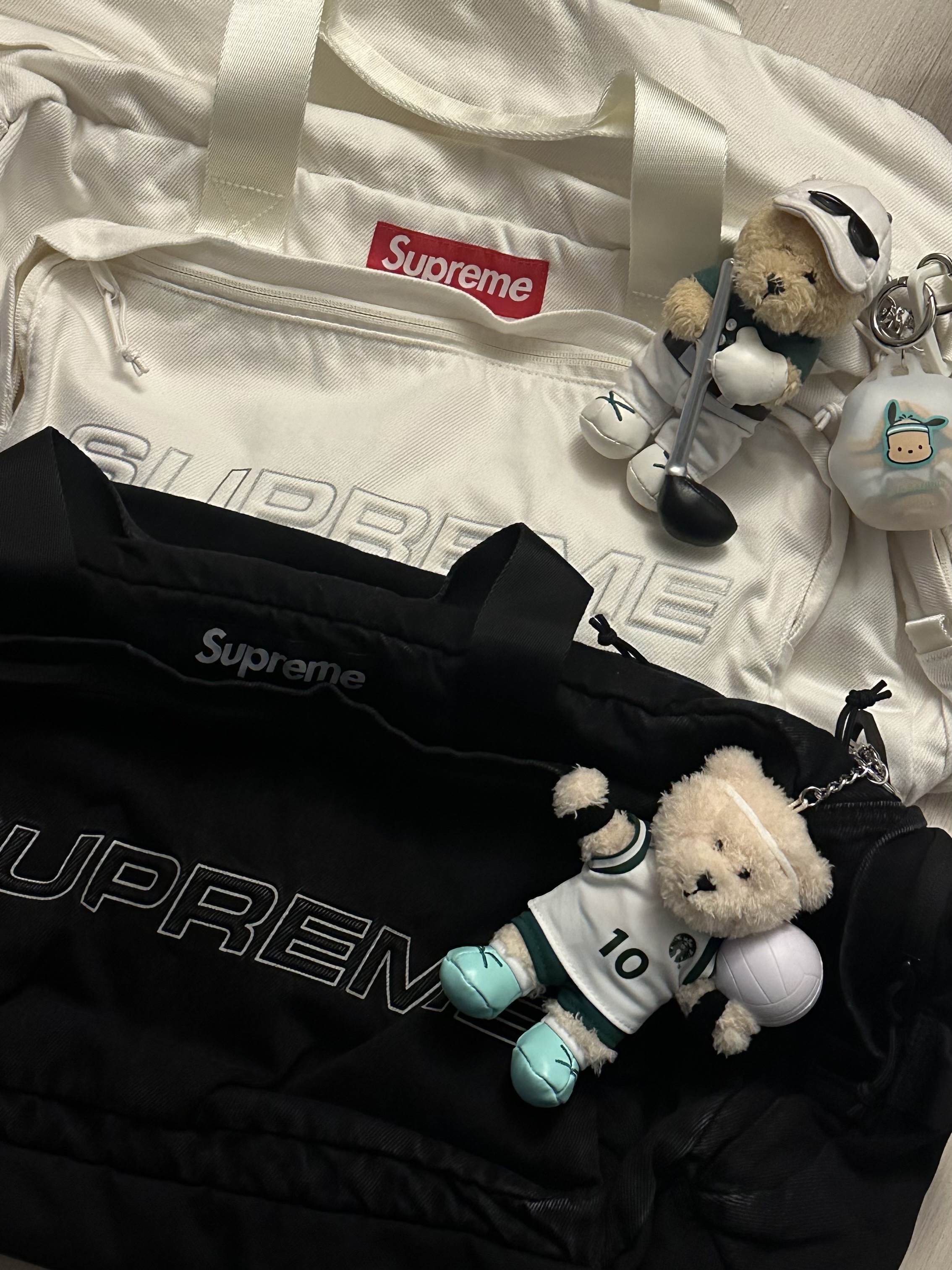 Supreme Denim Duffle Bag White - 25FW, Supreme Denim Duffle Bag Black - 25FW 착용 스타일