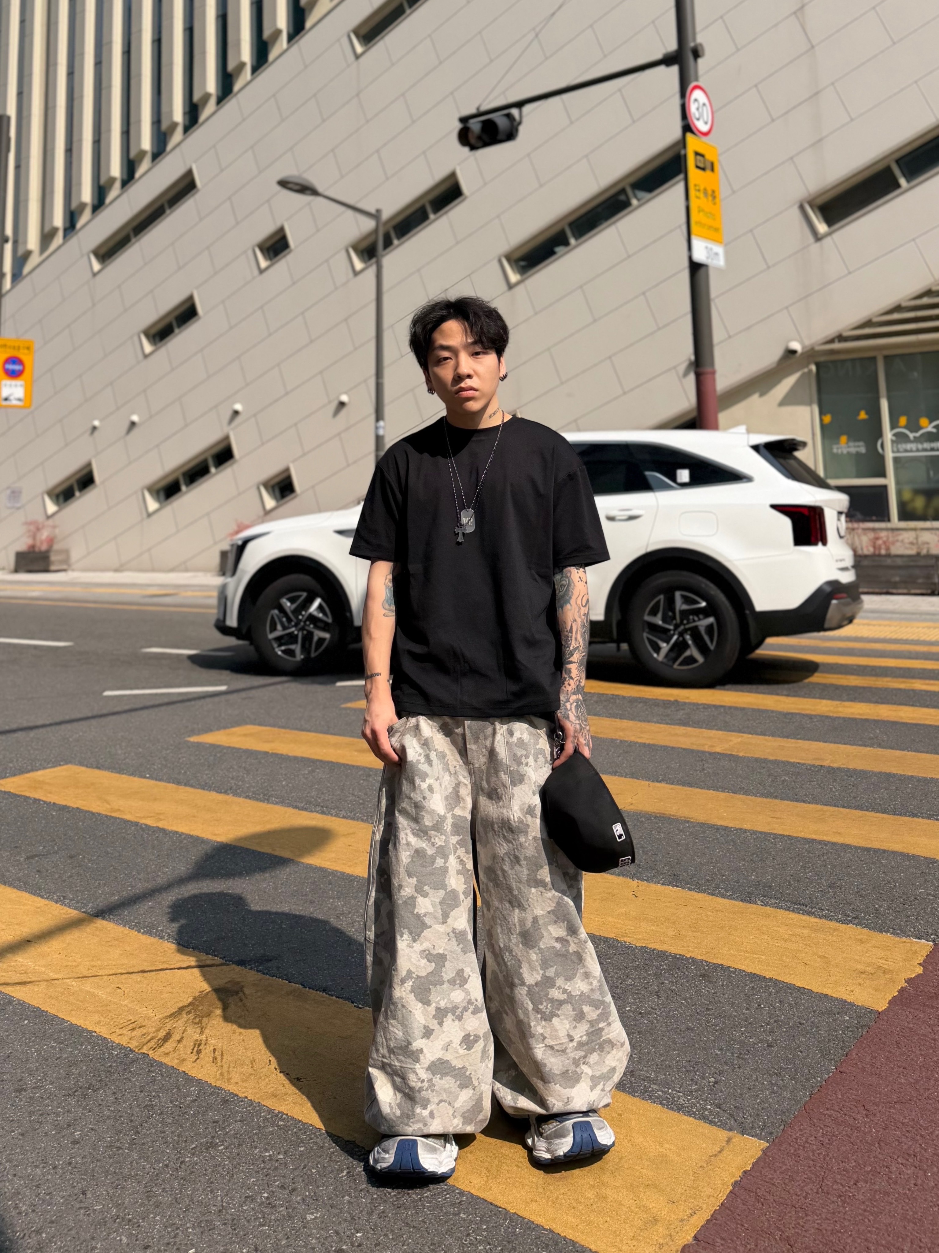 Balenciaga Cargo Sneakers Grey White Blue 착용 스타일 - 5