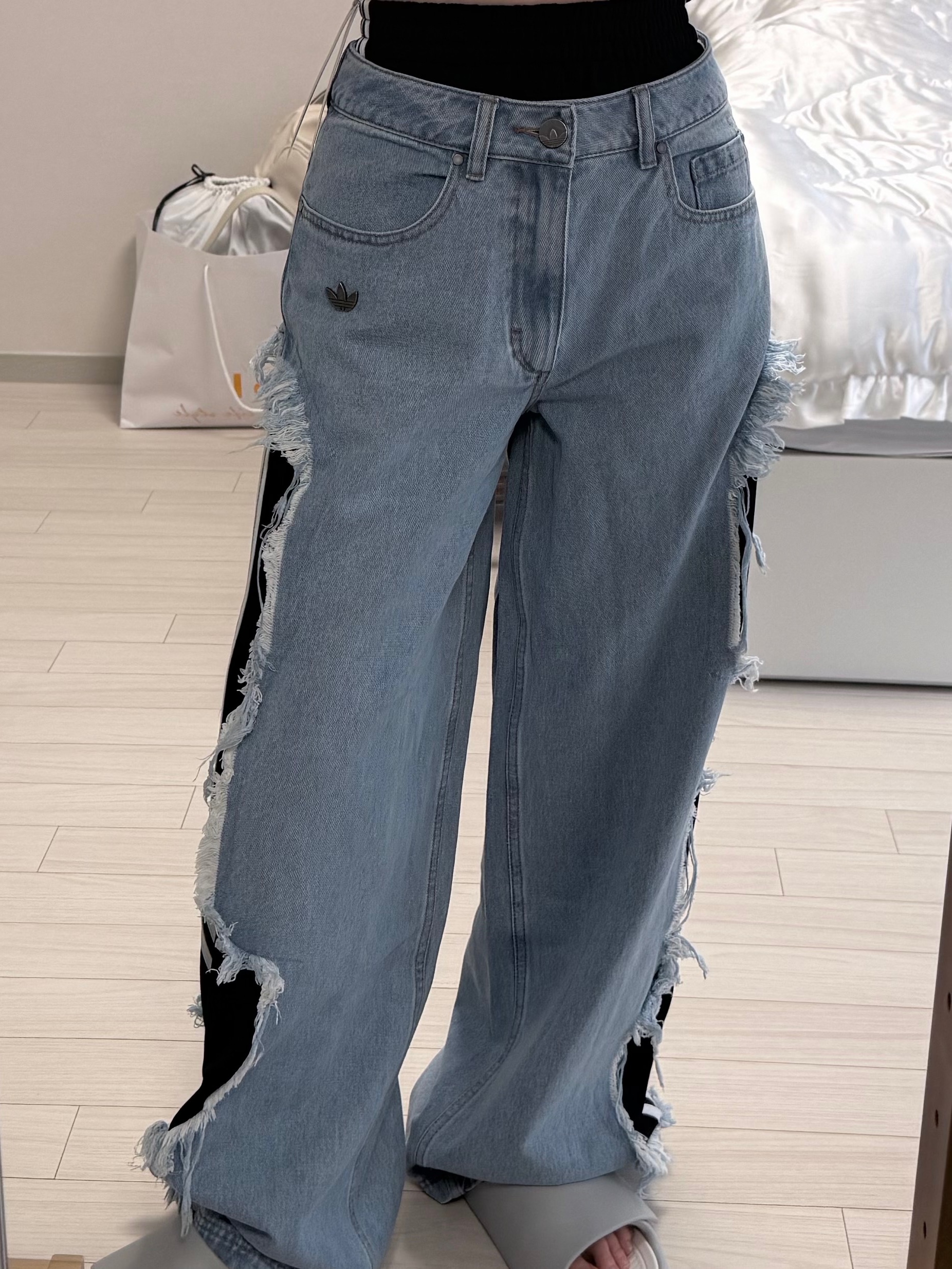 (W) Adidas Adilenium 5.0 Deconstructed Denim Pants Light Blue - KR Sizing, (W) Adidas Adilenium 5.0 Deconstructed Denim Pants Chalky Brown - KR Sizing 착용 스타일 - 3