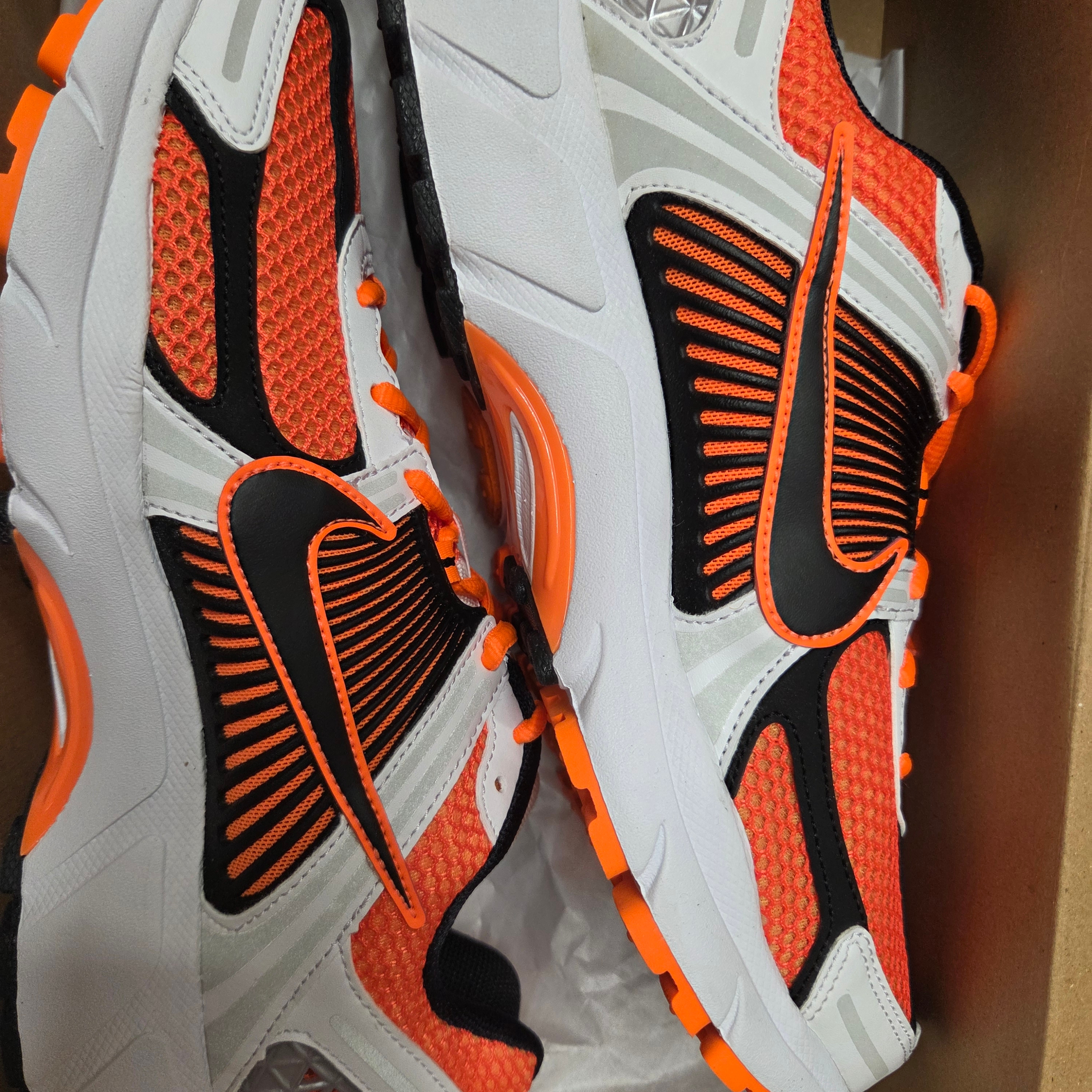 Nike Zoom Vomero 5 Total Orange Black 착용 스타일 - 1