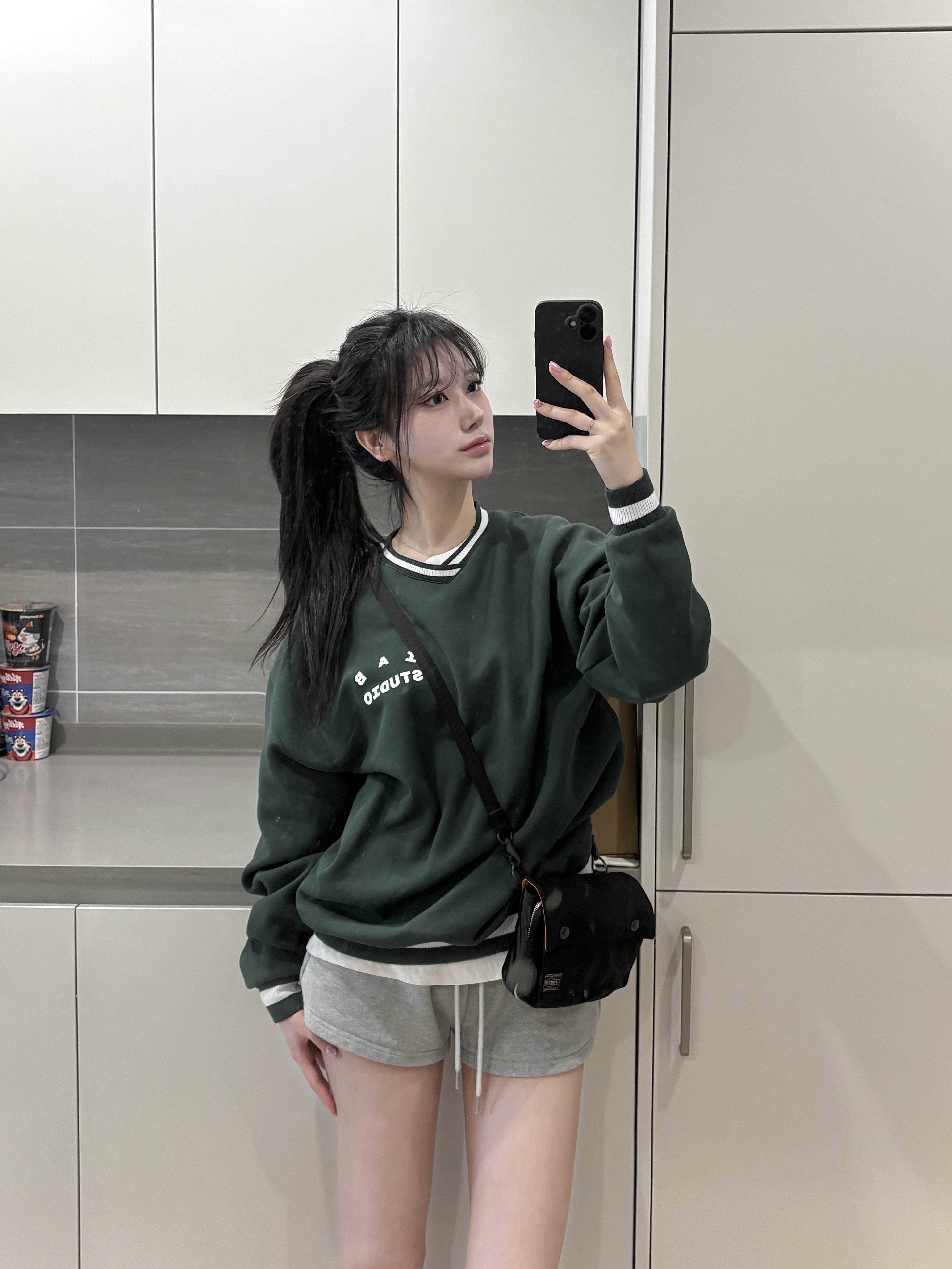 IAB Studio x Yonex Sweatshirt Green, Porter Force Shoulder Bag S Black 착용 스타일