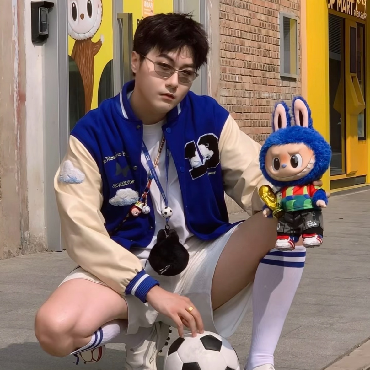 Pop Mart The Monsters x FIFA Series Catch The Win Vinyl Plush Doll, Pop Mart The Monsters x FIFA Series Vinyl Plush Pendant 착용 스타일