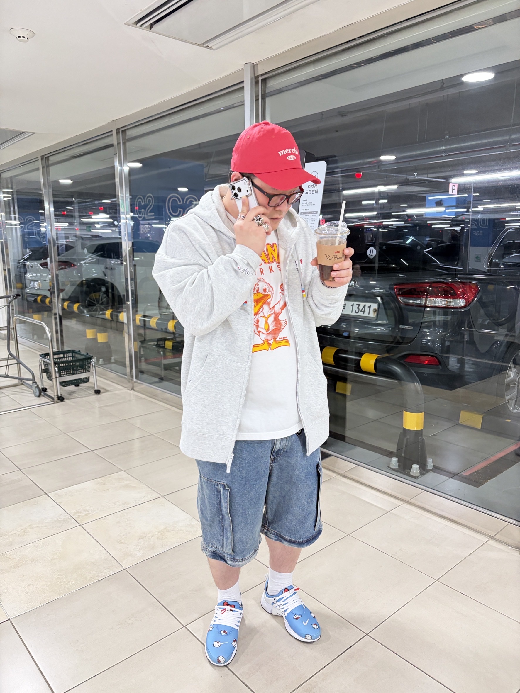 Nike x Hello Kitty Air Presto University Blue, Converse x Hello Kitty and Friends Full Zip Hoodie Converse Black 착용 스타일 - 2