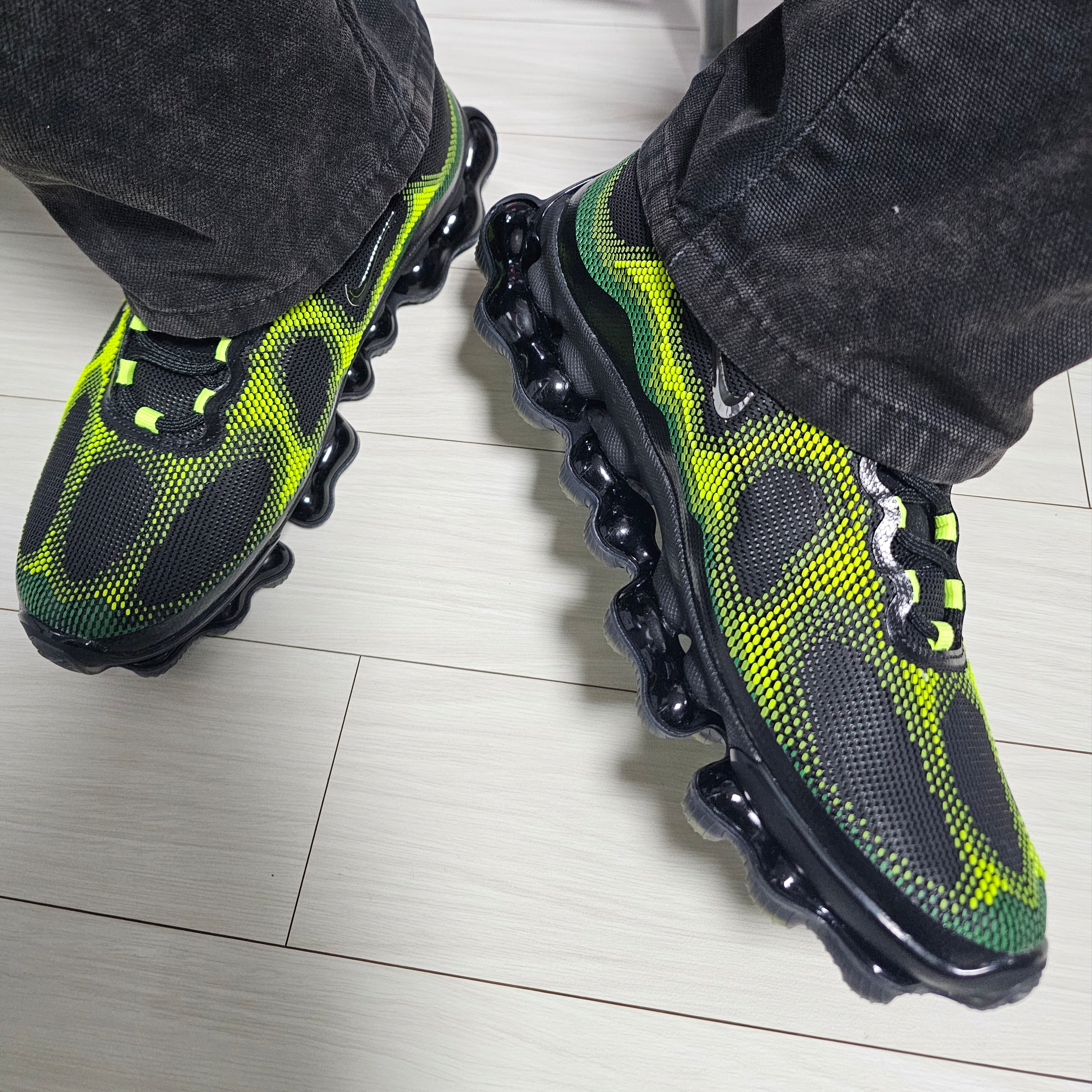 Nike Air Liquid Max Radiant Green and Green Apple 착용 스타일 - 3