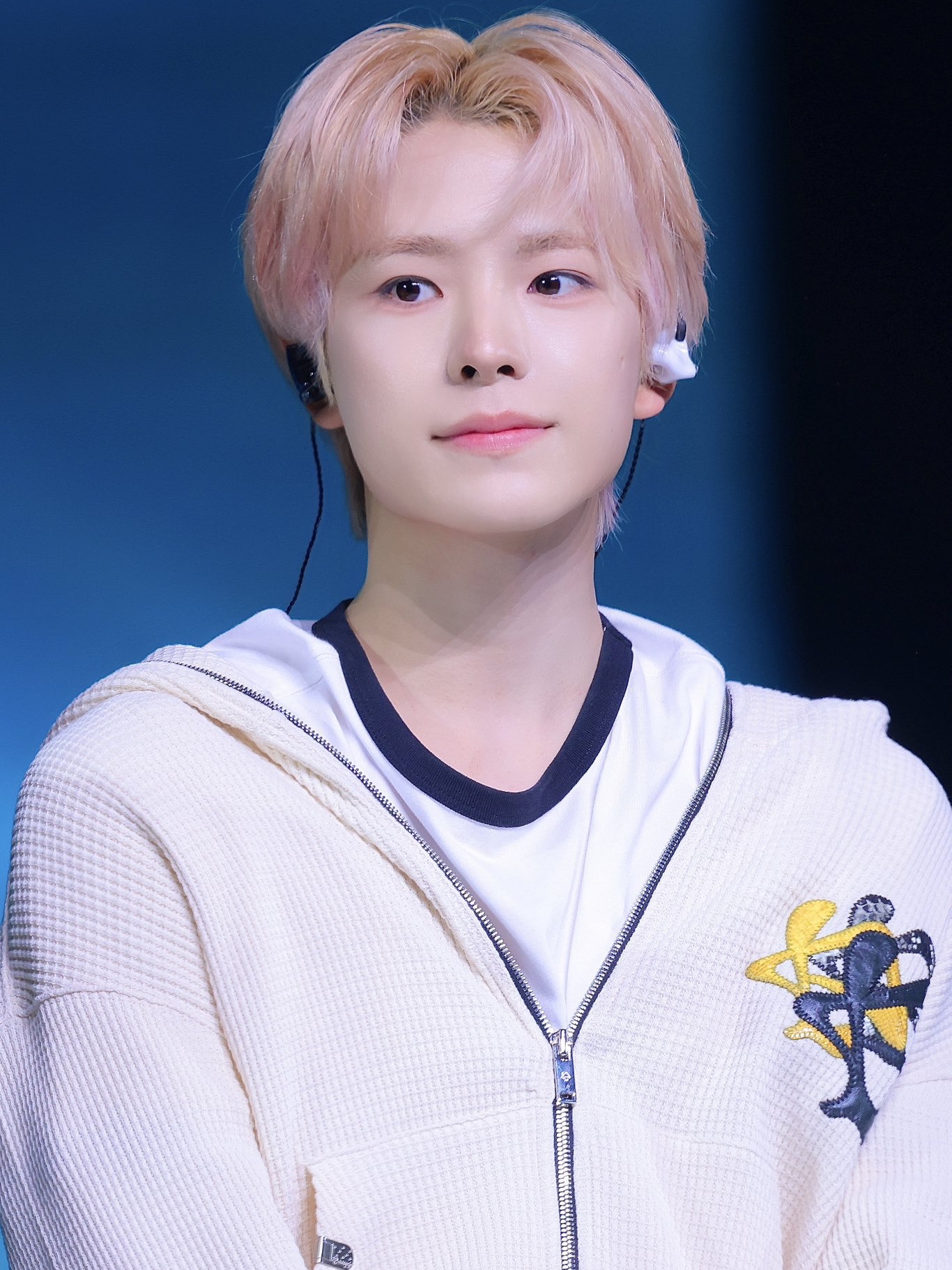 PACOSPLY Siren Scandal Zip Up Hoodie Ivory 착용 스타일