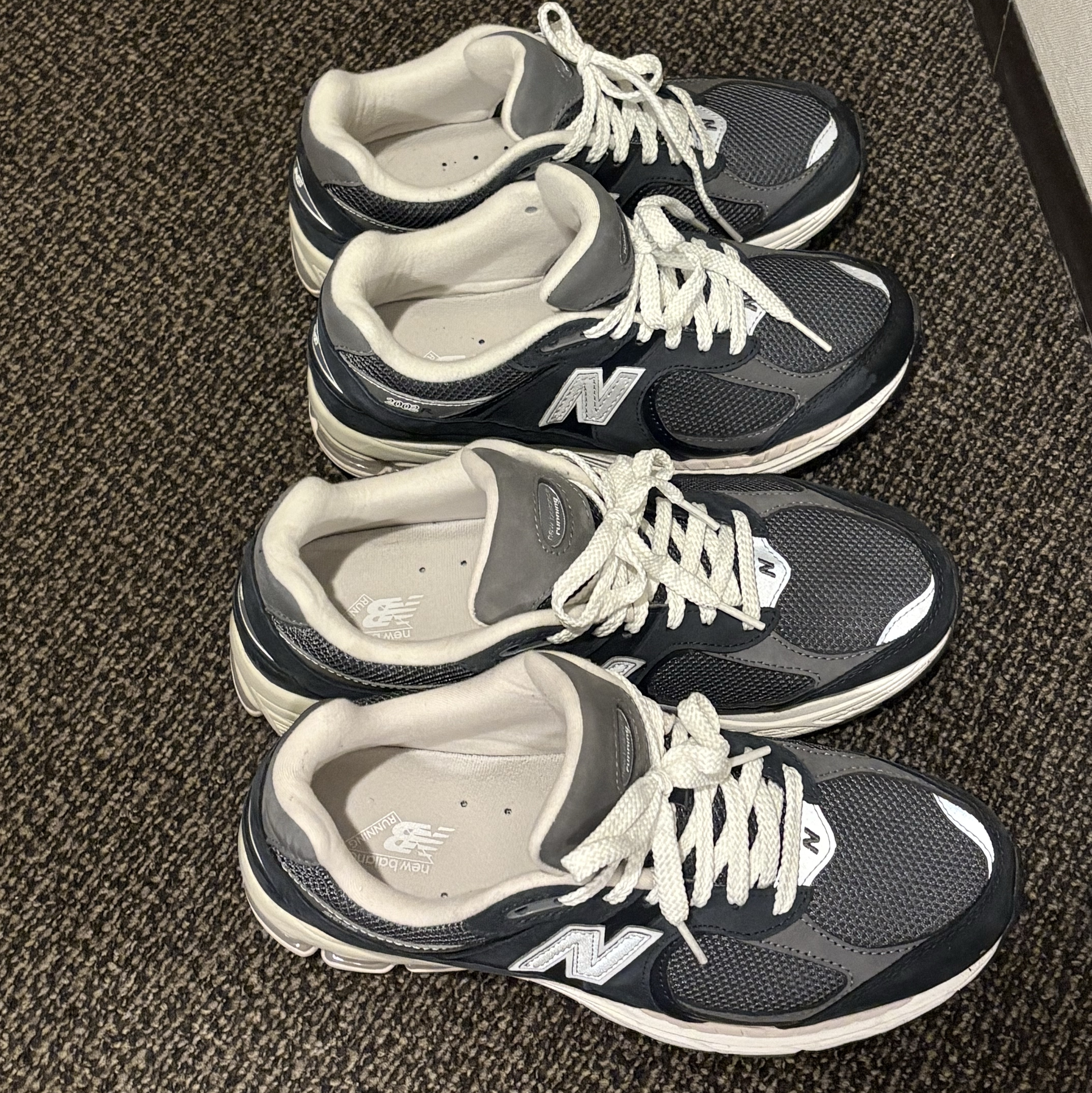 New Balance 2002R Premium Vintage Navy Grey 착용 스타일