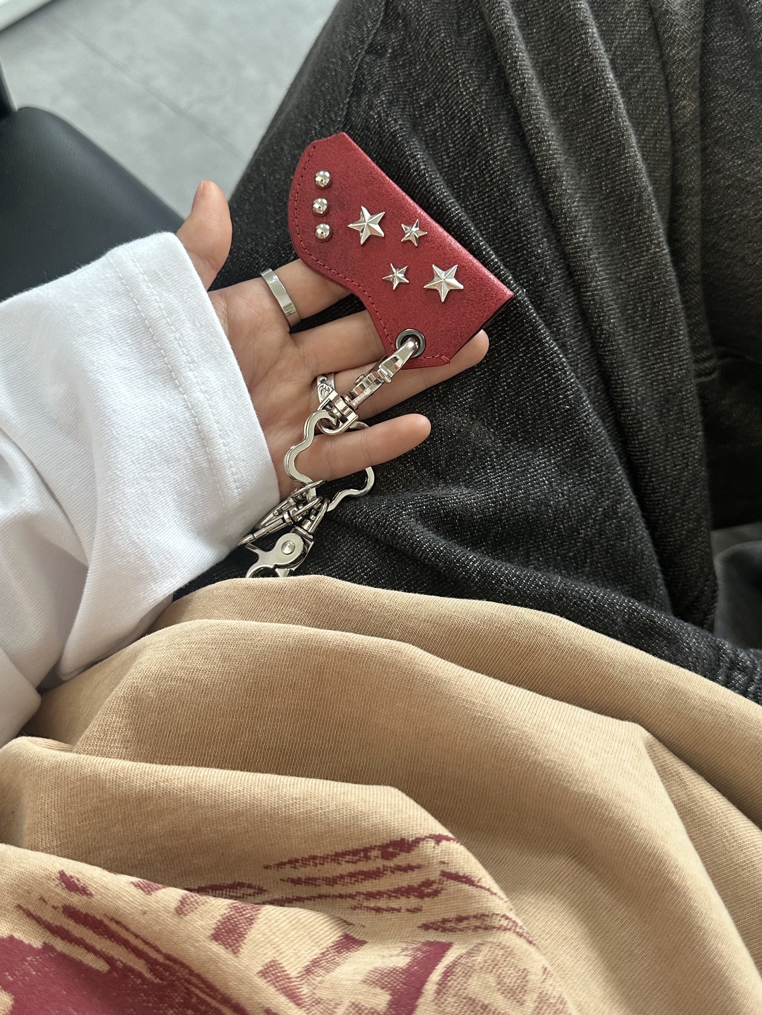 Our Legacy Ladon Leather Keychain Black 착용 스타일 - 8