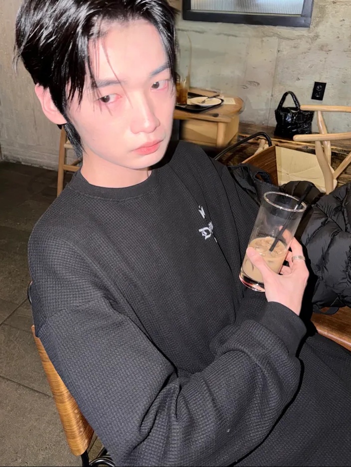 PHOS333 Divine Waffle Long Sleeved Cream, PHOS333 Divine Waffle Long Sleeved Black 착용 스타일 - 3