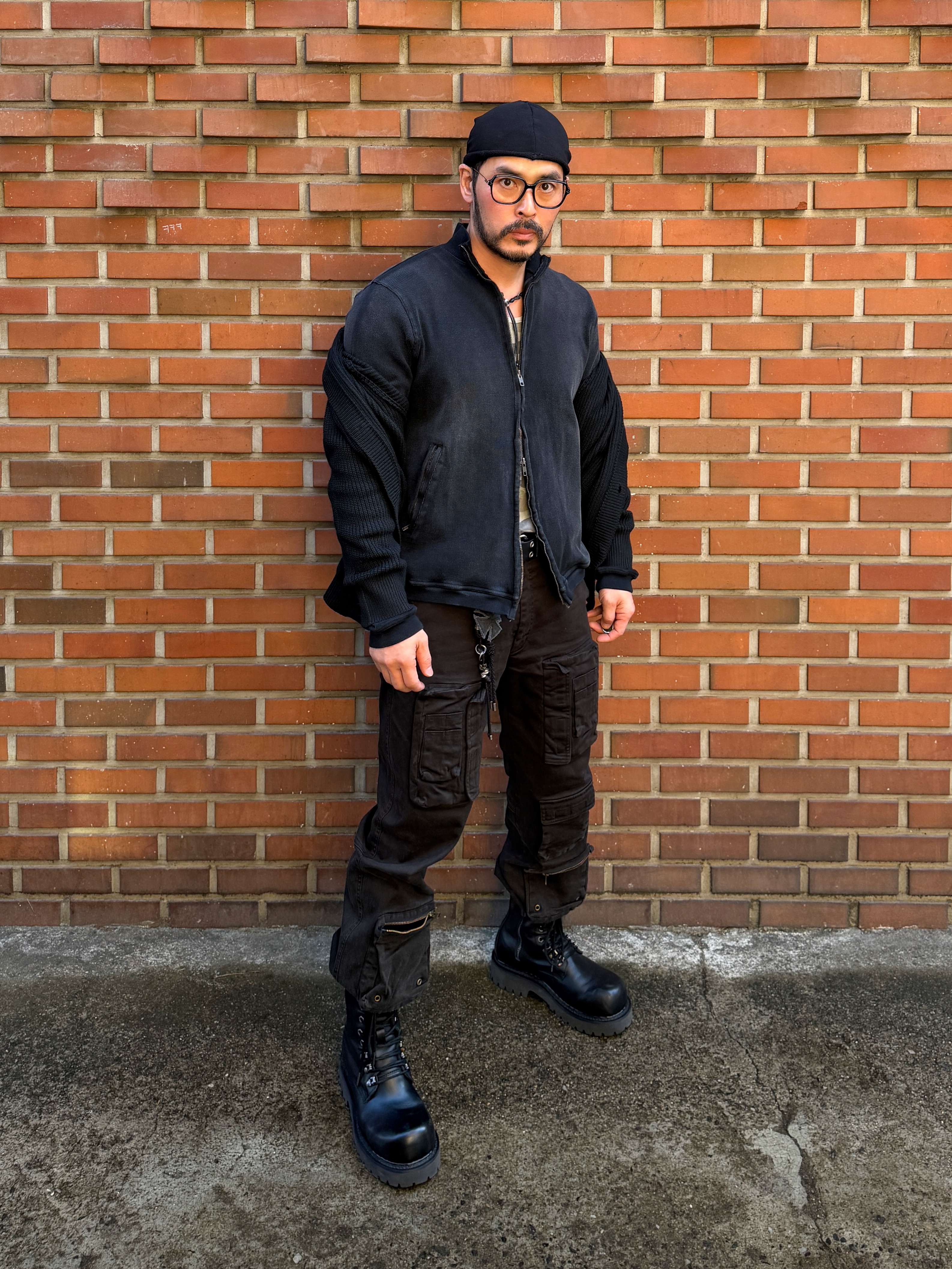 Undermycar Mu.156 Classic Logo Brush Washed Ribbed Mock Neck Zip-Up Washed Black, Undermycar Alghul Vintage Tactic Cargo Pants After Dark - 23SS 착용 스타일 - 1