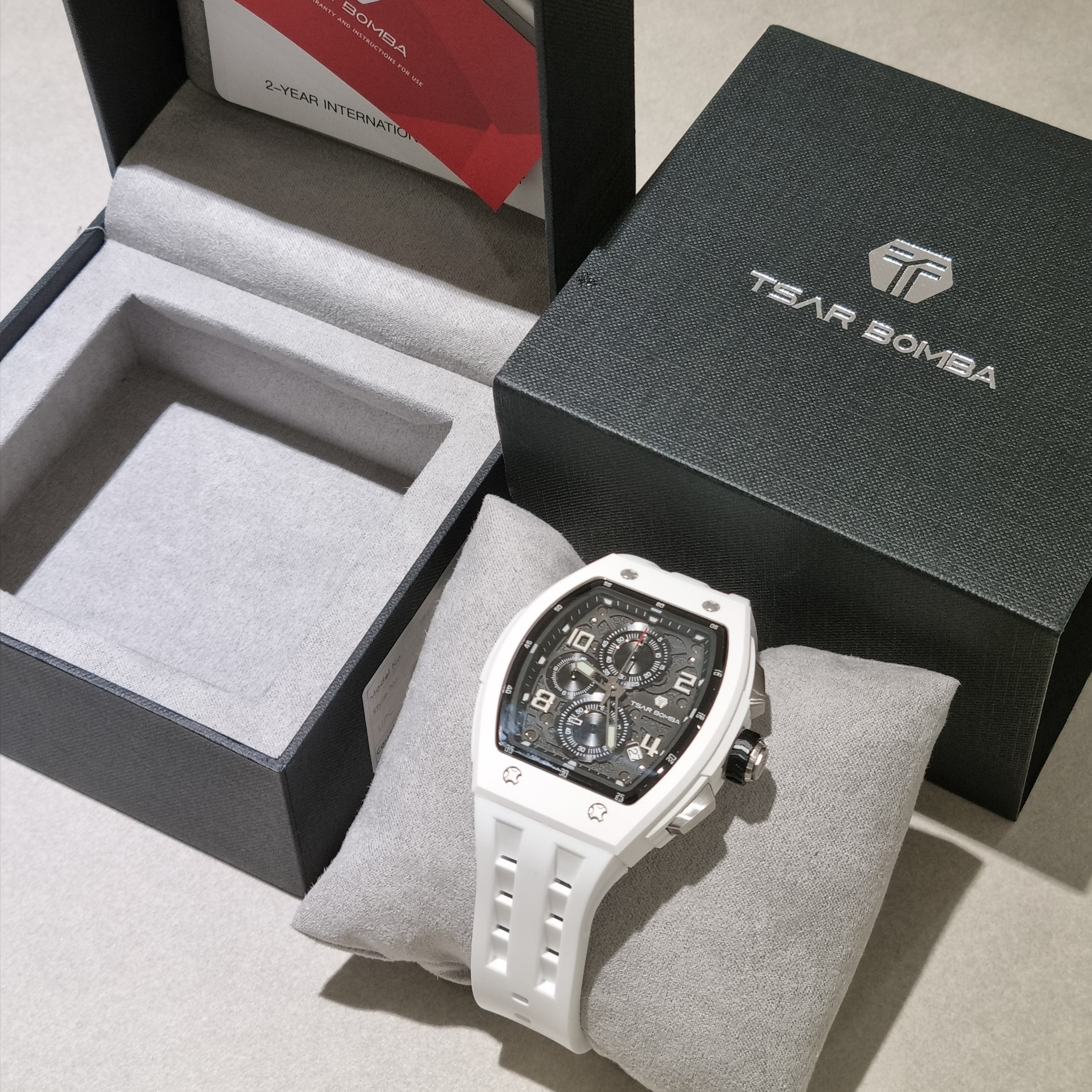 Tsar Bomba Elemental Bioceramic Chronograph Calendar Quartz TB8224B-01 White 착용 스타일 - 1
