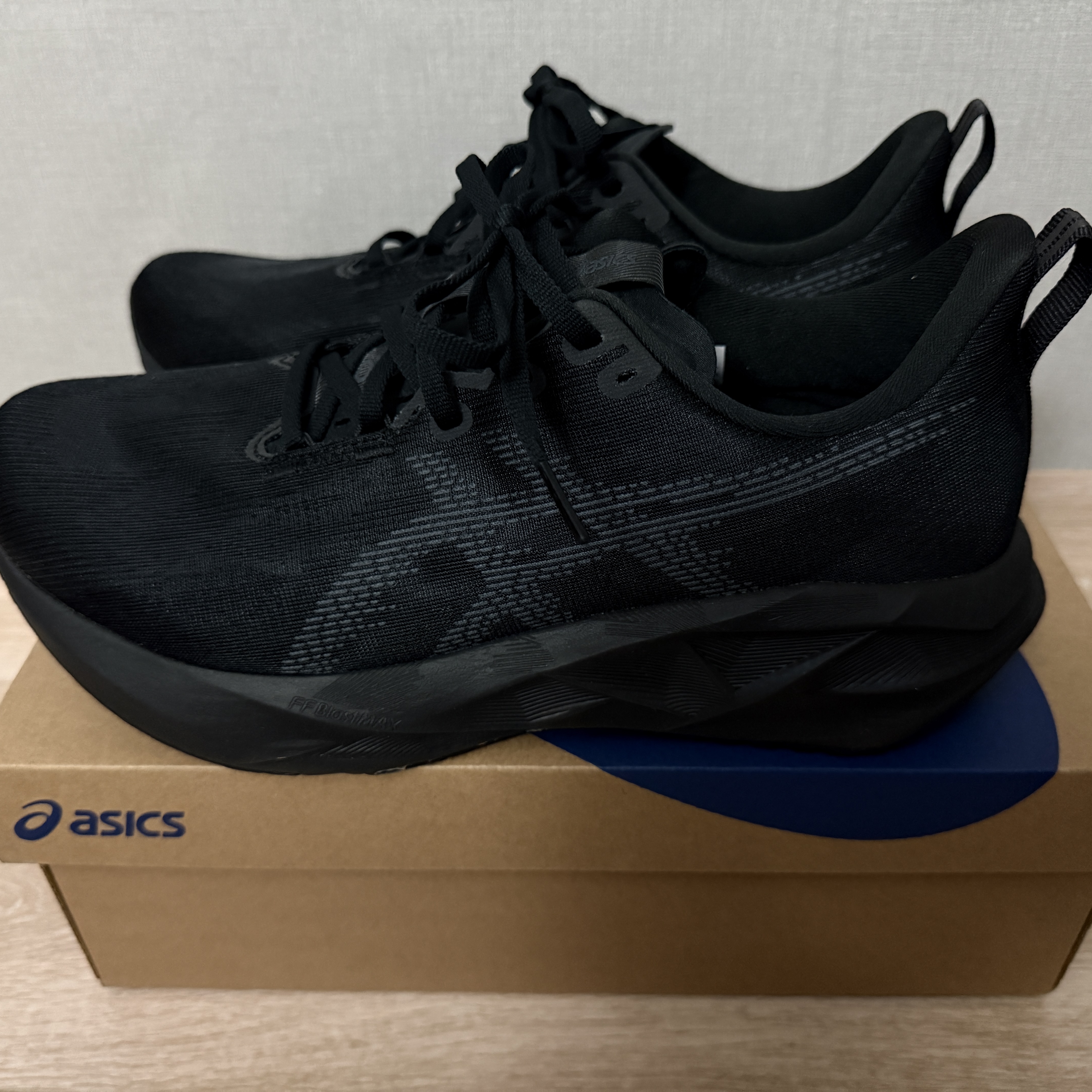 Asics Novablast 5 Black Carrier Grey - 2E Wide 착용 스타일 - 2