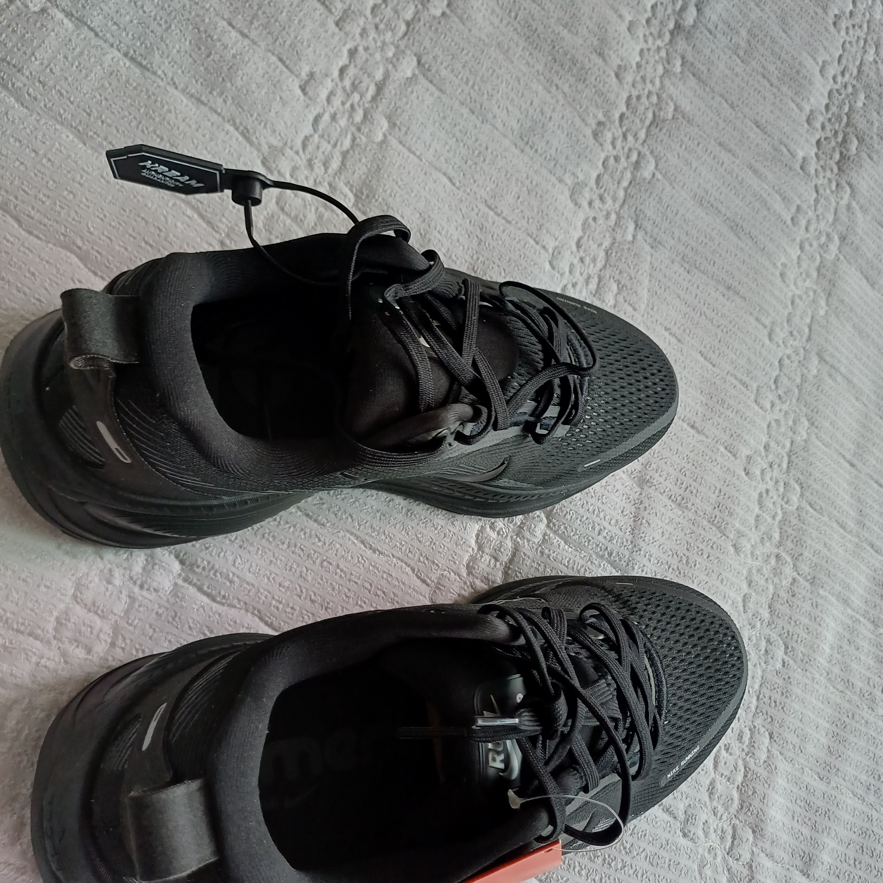 Nike Vomero 18 Black Dark Smoke Grey 착용 스타일 - 3