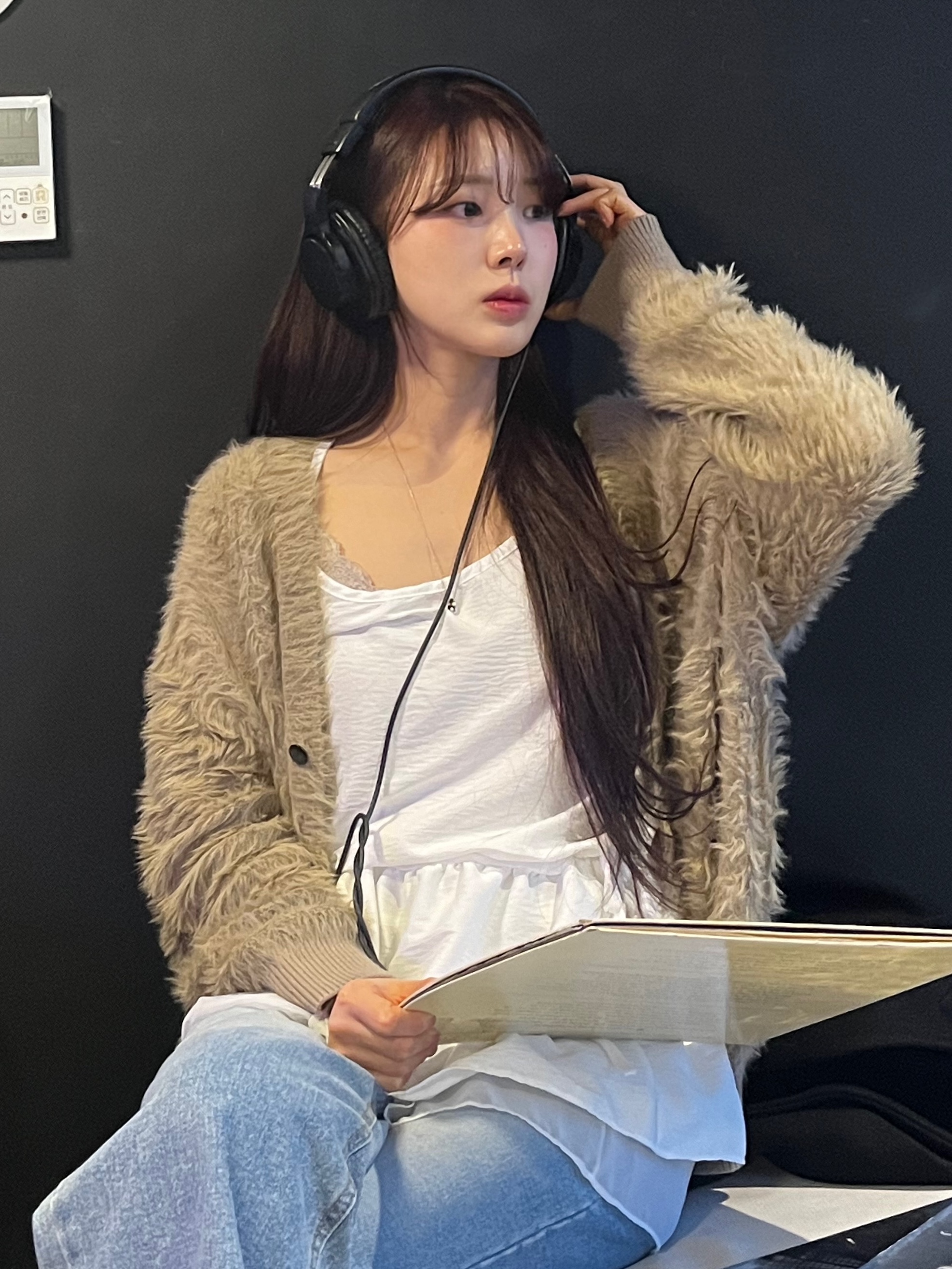 PHOS333 Hairy Cardigan Beige, PHOS333 Hairy Cardigan Blue Grey 착용 스타일 - 1