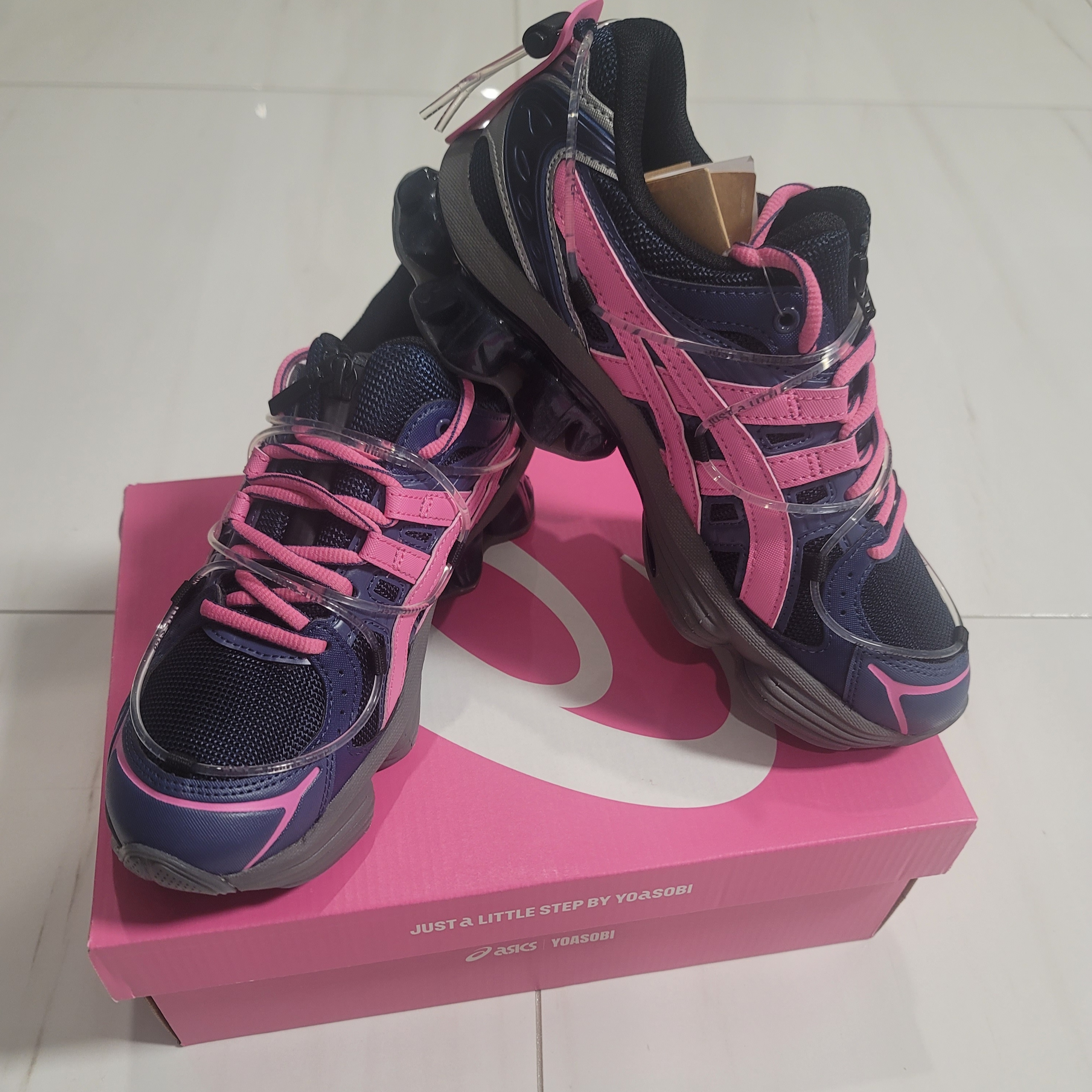 Asics x Yoasobi Gel-Kinetic Fluent Y Midnight Dragon Fruit 착용 스타일 - 1